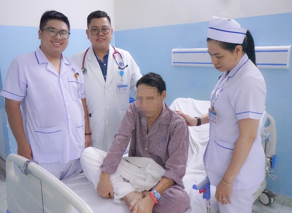 TP.HCM: Cứu người đàn ông đang ngồi bỗng ngã lăn xuống đất, ngừng thở- Ảnh 1. TP.HCM: Cứu người đàn ông đang ngồi bỗng ngã lăn xuống đất, ngừng thở- Ảnh 1.