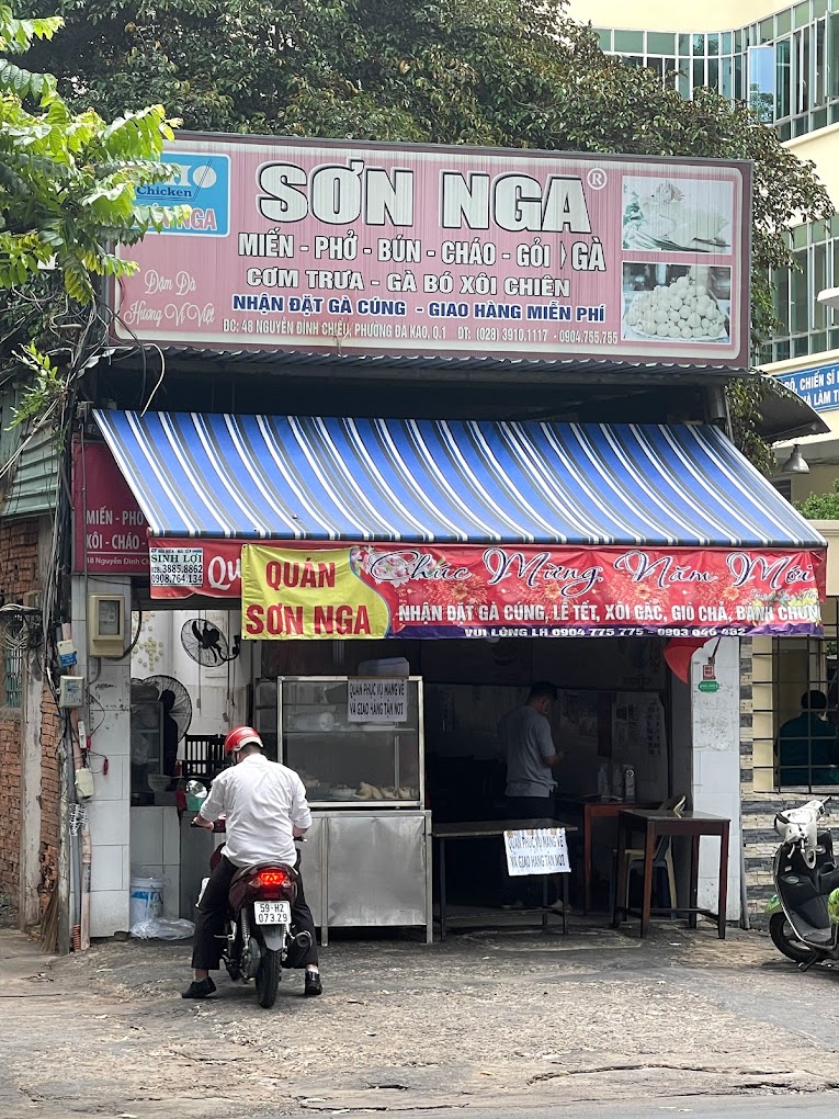 Savourez les saveurs traditionnelles des célèbres restaurants de nouilles au poulet de Ho Chi Minh-Ville - Photo 2. Thưởng thức hương vị truyền thống từ những quán miến gà nổi tiếng tại TP.HCM- Ảnh 2.