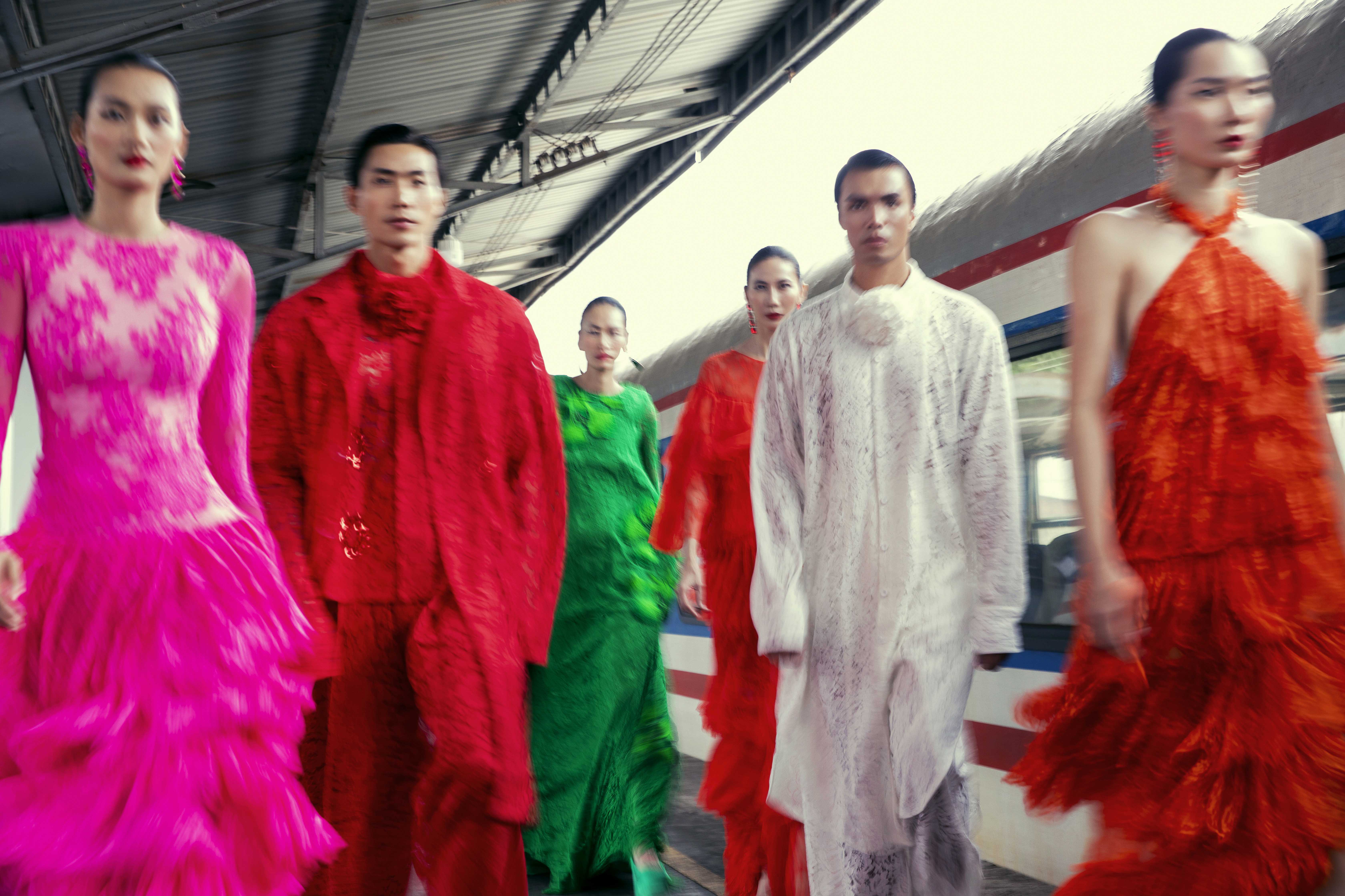 Vu Ngoc Tu und Dinh Truong Tung machen mit Modefotos Werbung für den Bahnhof Saigon – Foto 4. Vũ Ngọc Tú, Đinh Trường Tùng quảng bá ga Sài Gòn qua bộ ảnh thời trang- Ảnh 4.