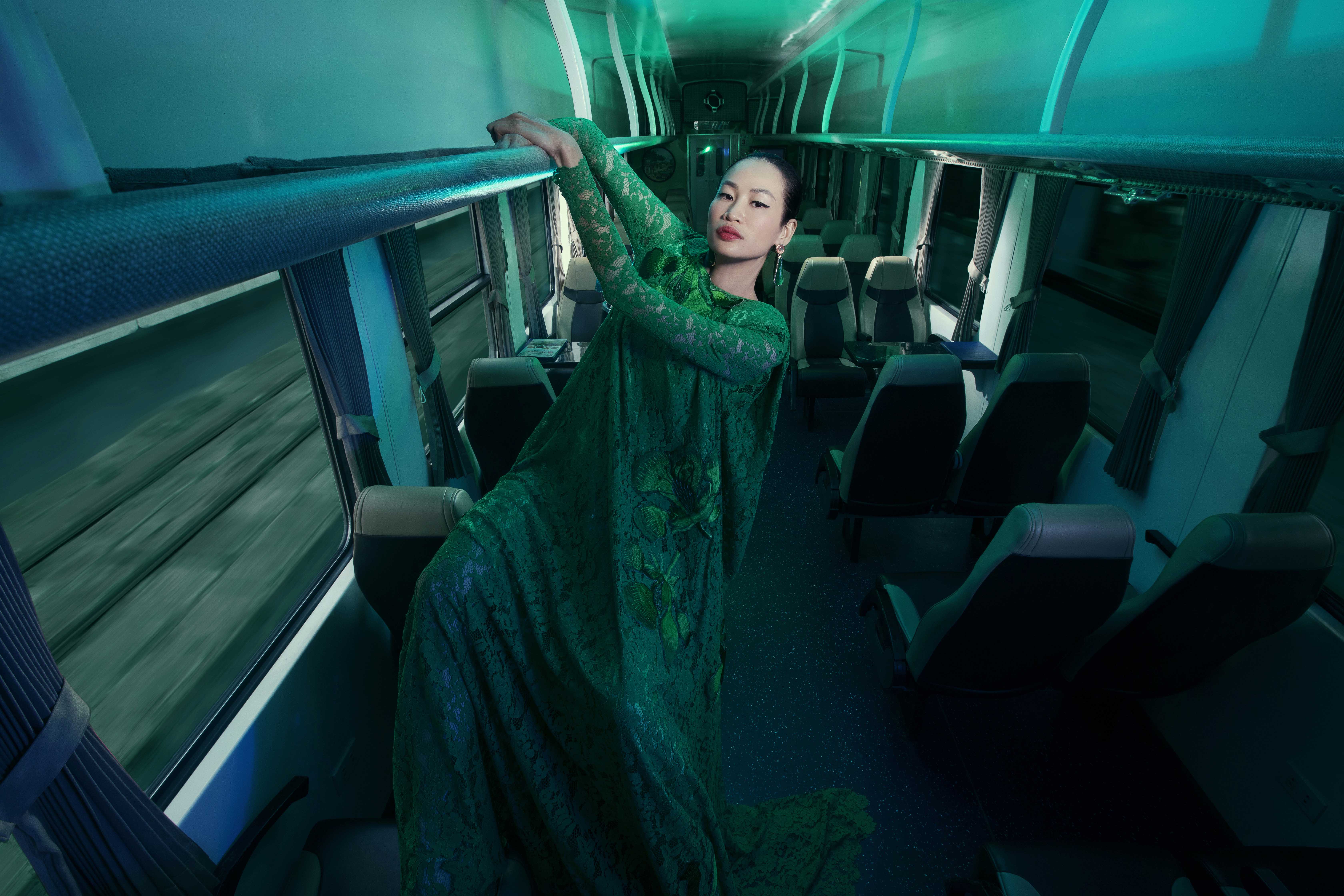 Vu Ngoc Tu und Dinh Truong Tung machen mit Modefotos Werbung für den Bahnhof Saigon – Foto 9. Vũ Ngọc Tú, Đinh Trường Tùng quảng bá ga Sài Gòn qua bộ ảnh thời trang- Ảnh 9.