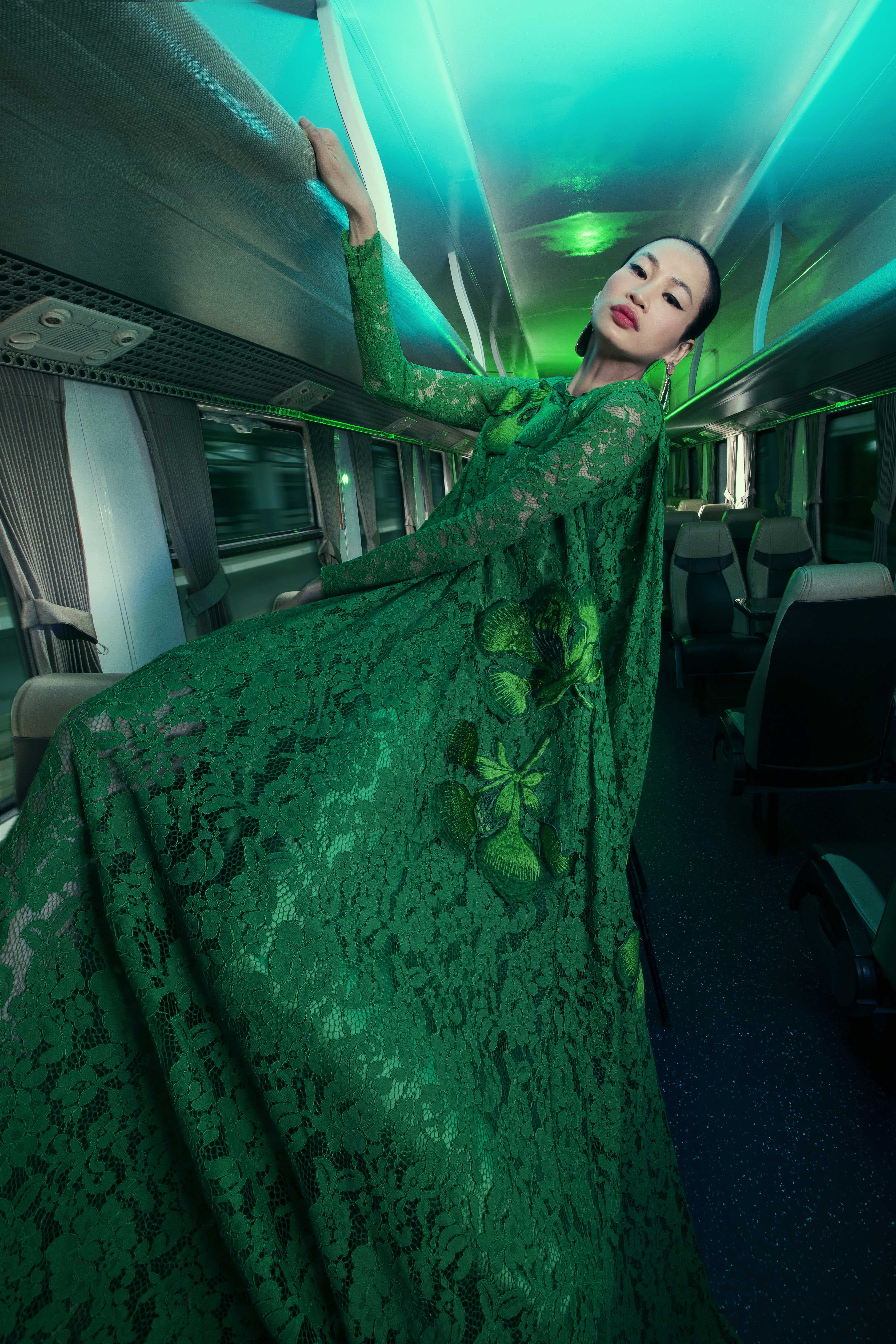 Vu Ngoc Tu und Dinh Truong Tung machen mit Modefotos Werbung für den Bahnhof Saigon – Foto 13. Vũ Ngọc Tú, Đinh Trường Tùng quảng bá ga Sài Gòn qua bộ ảnh thời trang- Ảnh 13.