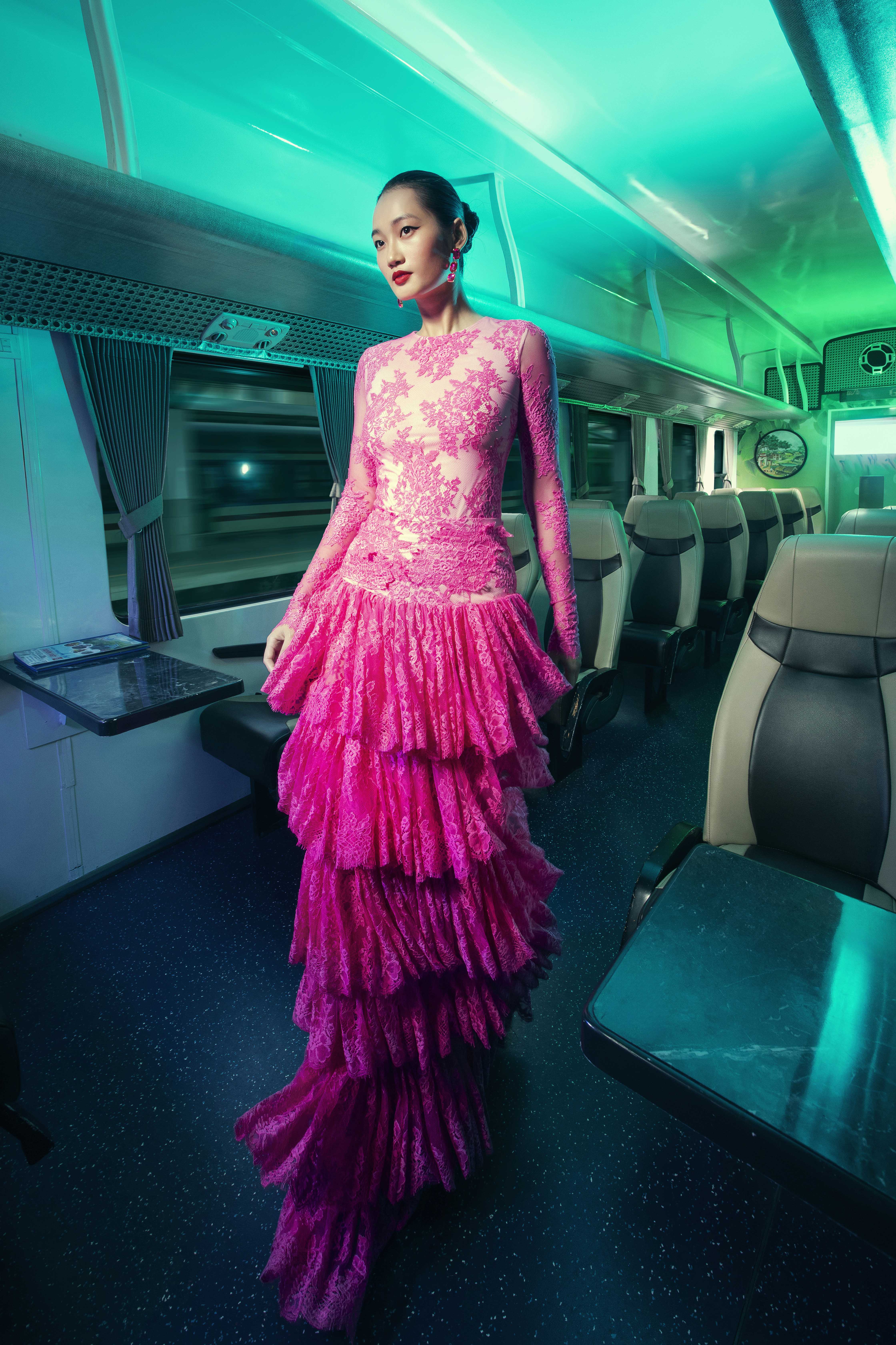 Vu Ngoc Tu und Dinh Truong Tung machen mit Modefotos Werbung für den Bahnhof Saigon – Foto 5. Vũ Ngọc Tú, Đinh Trường Tùng quảng bá ga Sài Gòn qua bộ ảnh thời trang- Ảnh 5.