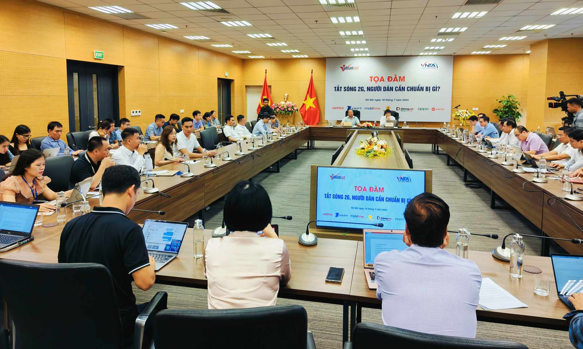 អ្នកជំនាញមកពីទីភ្នាក់ងារគ្រប់គ្រង និងអាជីវកម្មទាំងអស់ជឿថាការបិទរលក 2G នឹងនាំមកនូវអត្ថប្រយោជន៍ជាច្រើន។ Các chuyên gia từ cơ quan quản lý, doanh nghiệp đều cho rằng tắt sóng 2G sẽ mang lại nhiều lợi ích