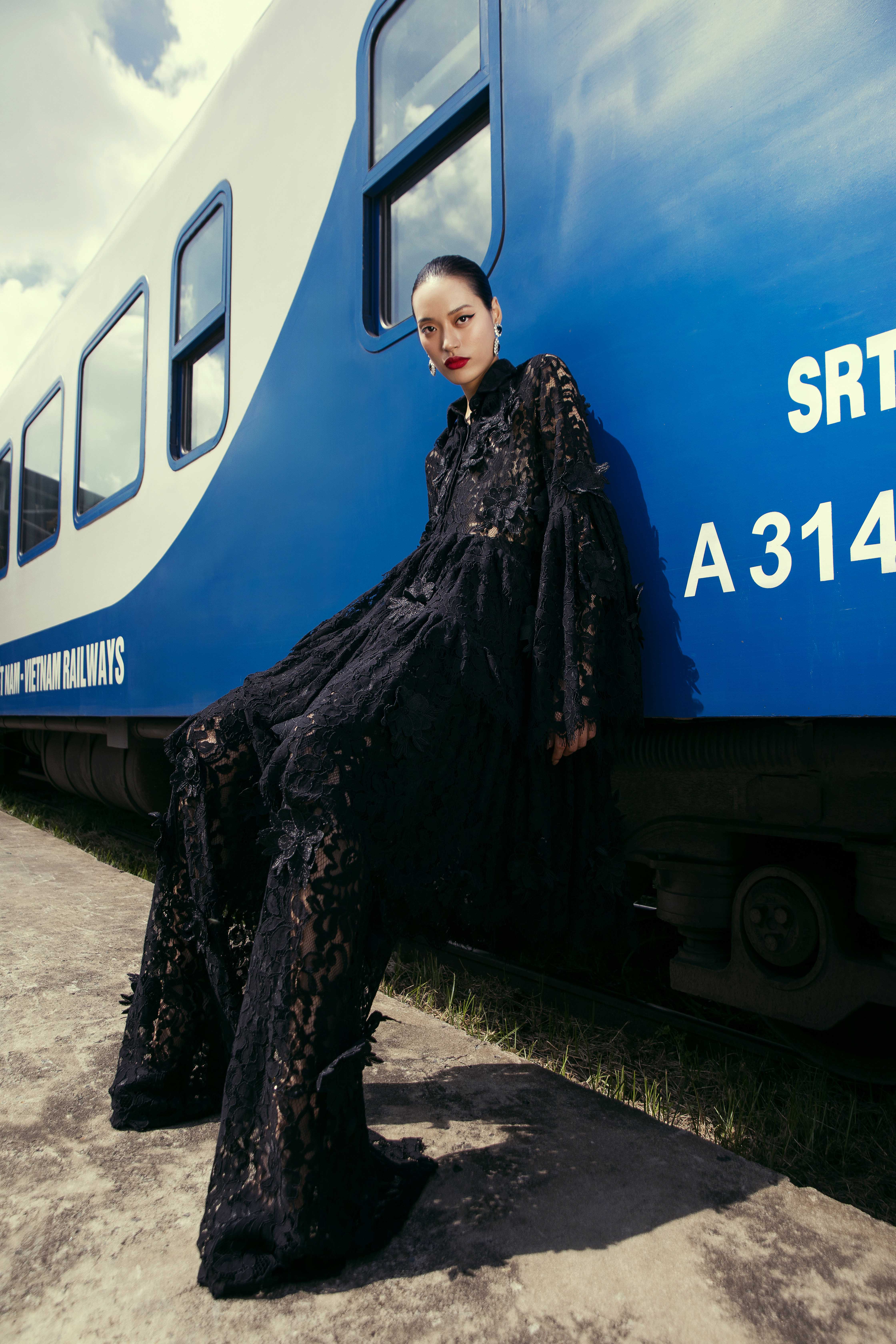 Vu Ngoc Tu und Dinh Truong Tung machen mit Modefotos Werbung für den Bahnhof Saigon – Foto 6. Vũ Ngọc Tú, Đinh Trường Tùng quảng bá ga Sài Gòn qua bộ ảnh thời trang- Ảnh 6.