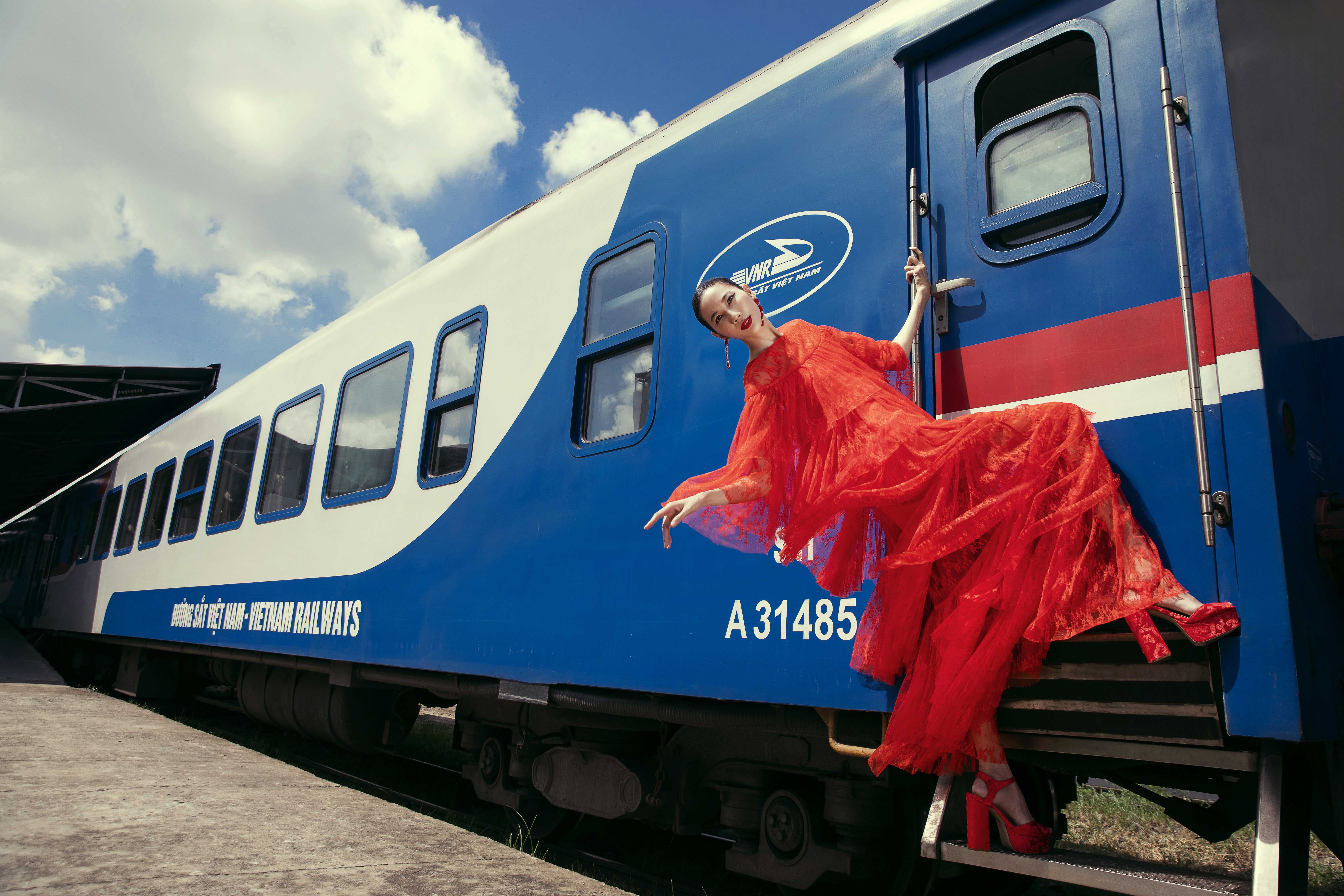 Vu Ngoc Tu und Dinh Truong Tung machen mit Modefotos Werbung für den Bahnhof Saigon – Foto 3. Vũ Ngọc Tú, Đinh Trường Tùng quảng bá ga Sài Gòn qua bộ ảnh thời trang- Ảnh 3.