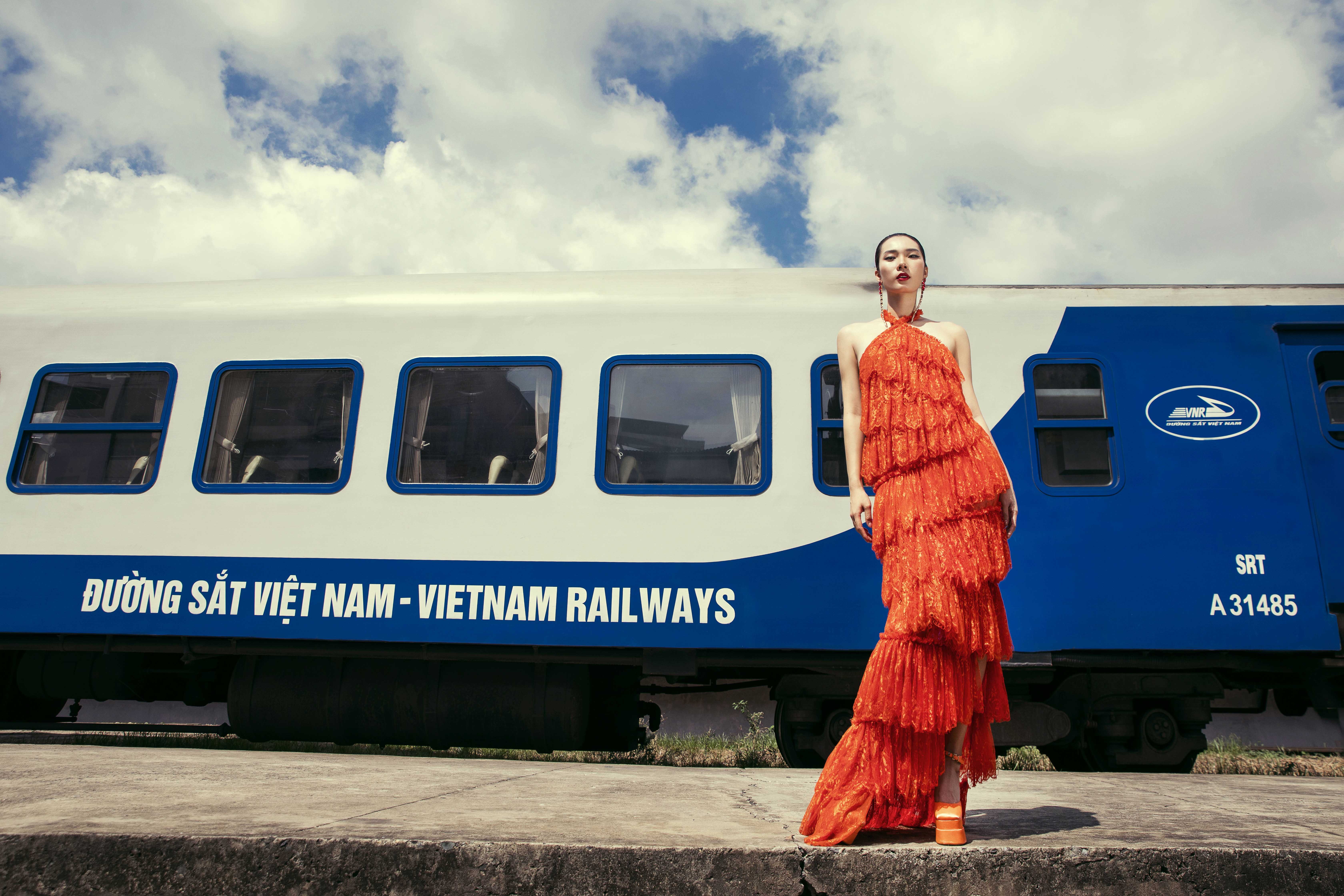 Vu Ngoc Tu und Dinh Truong Tung machen mit Modefotos Werbung für den Bahnhof Saigon – Foto 7. Vũ Ngọc Tú, Đinh Trường Tùng quảng bá ga Sài Gòn qua bộ ảnh thời trang- Ảnh 7.