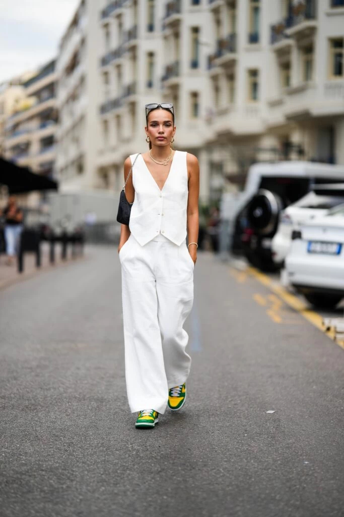 Yüksek bel pantolonlar, kloş etekler veya anvelop elbiseler - geniş kalçaları gizleyen kıyafetler - Fotoğraf 4. Quần cạp cao, váy xòe hay váy quấn - trang phục che giấu phần hông rộng- Ảnh 4.