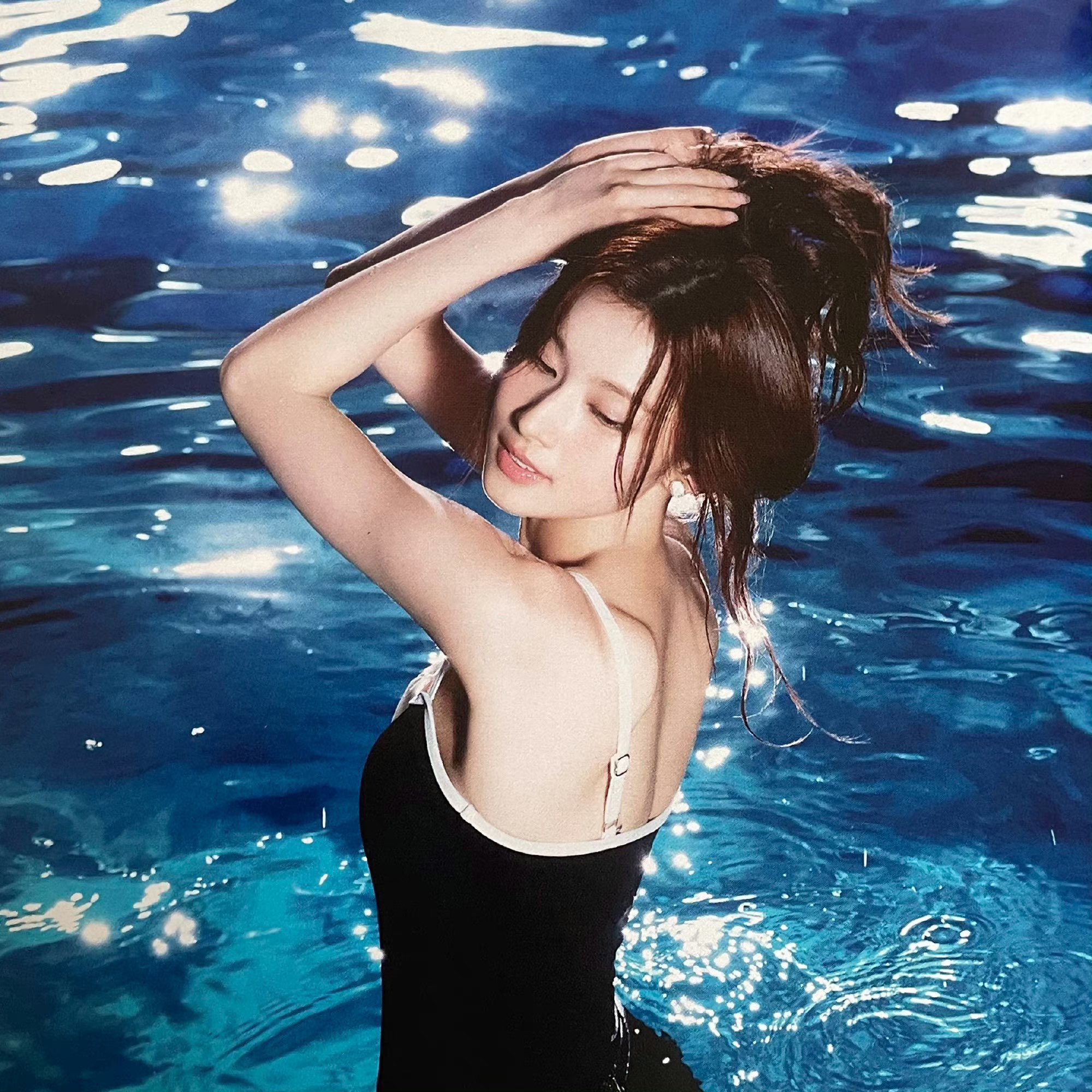 Sana (TWICE) gây bất ngờ với ảnh chụp bikini