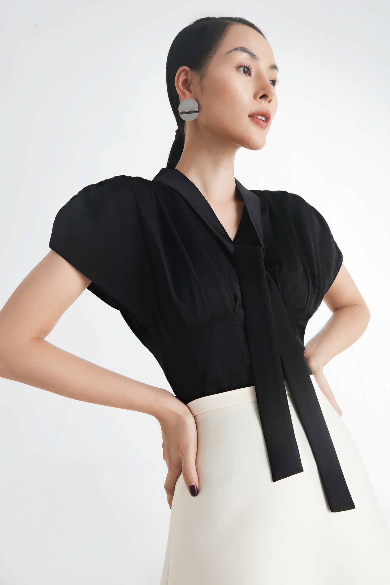 Η ασπρόμαυρη μόδα είναι εξαιρετικά ευέλικτη, εύκολη στη χρήση και εύκολη στην εμφάνιση - Φωτογραφία 9. Thời trang đen trắng cực linh hoạt, dễ mặc và dễ đẹp- Ảnh 9.