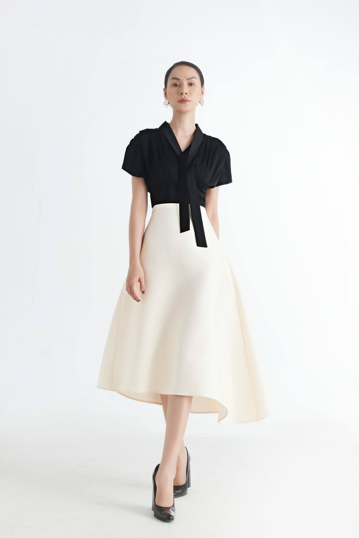 Η ασπρόμαυρη μόδα είναι εξαιρετικά ευέλικτη, εύκολη στη χρήση και εύκολη στην εμφάνιση - Φωτογραφία 10. Thời trang đen trắng cực linh hoạt, dễ mặc và dễ đẹp- Ảnh 10.