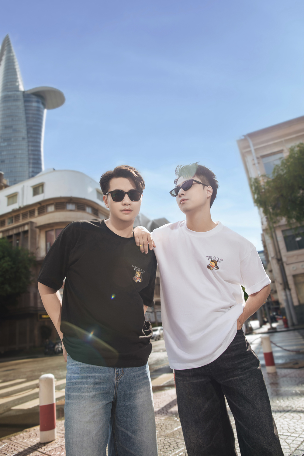 ຄູ່ນິນ-ເຢືອງນຸ່ງເສື້ອທີເຊີດເຄື່ອນໄຫວຍ່າງອ້ອມຕົວເມືອງ - ຮູບທີ 1. Cặp đôi Ninh - Dương diện áo thun năng động dạo phố- Ảnh 1.