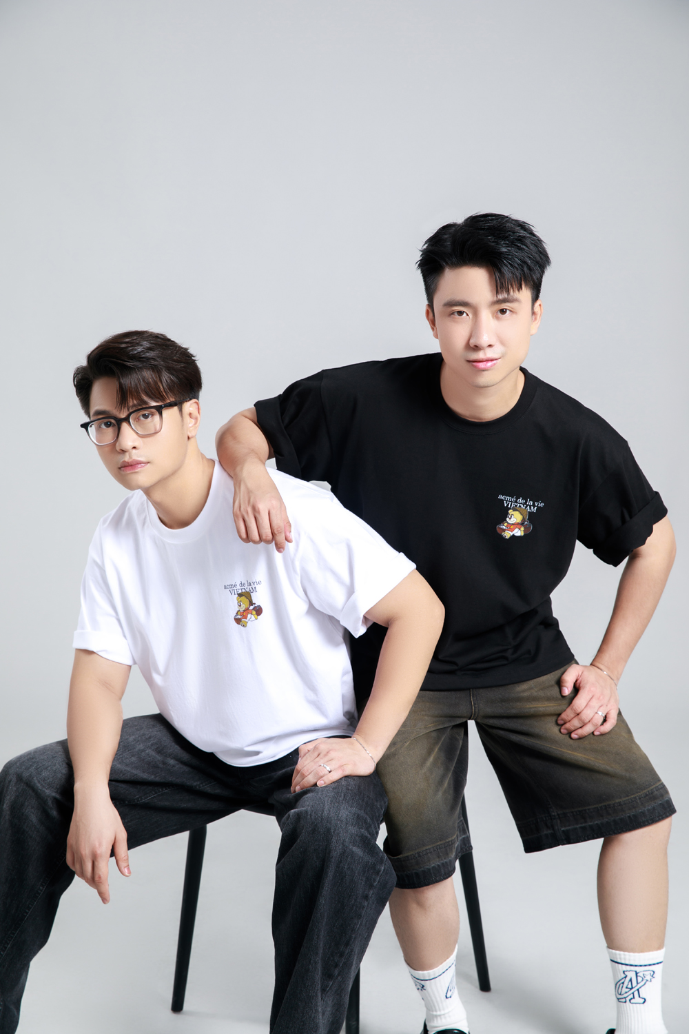 ຄູ່ນິງ-ເຢືອງນຸ່ງເສື້ອທີເຊີດເຄື່ອນໄຫວຍ່າງອ້ອມຕົວເມືອງ - ພາບທີ 2. Cặp đôi Ninh - Dương diện áo thun năng động dạo phố- Ảnh 2.