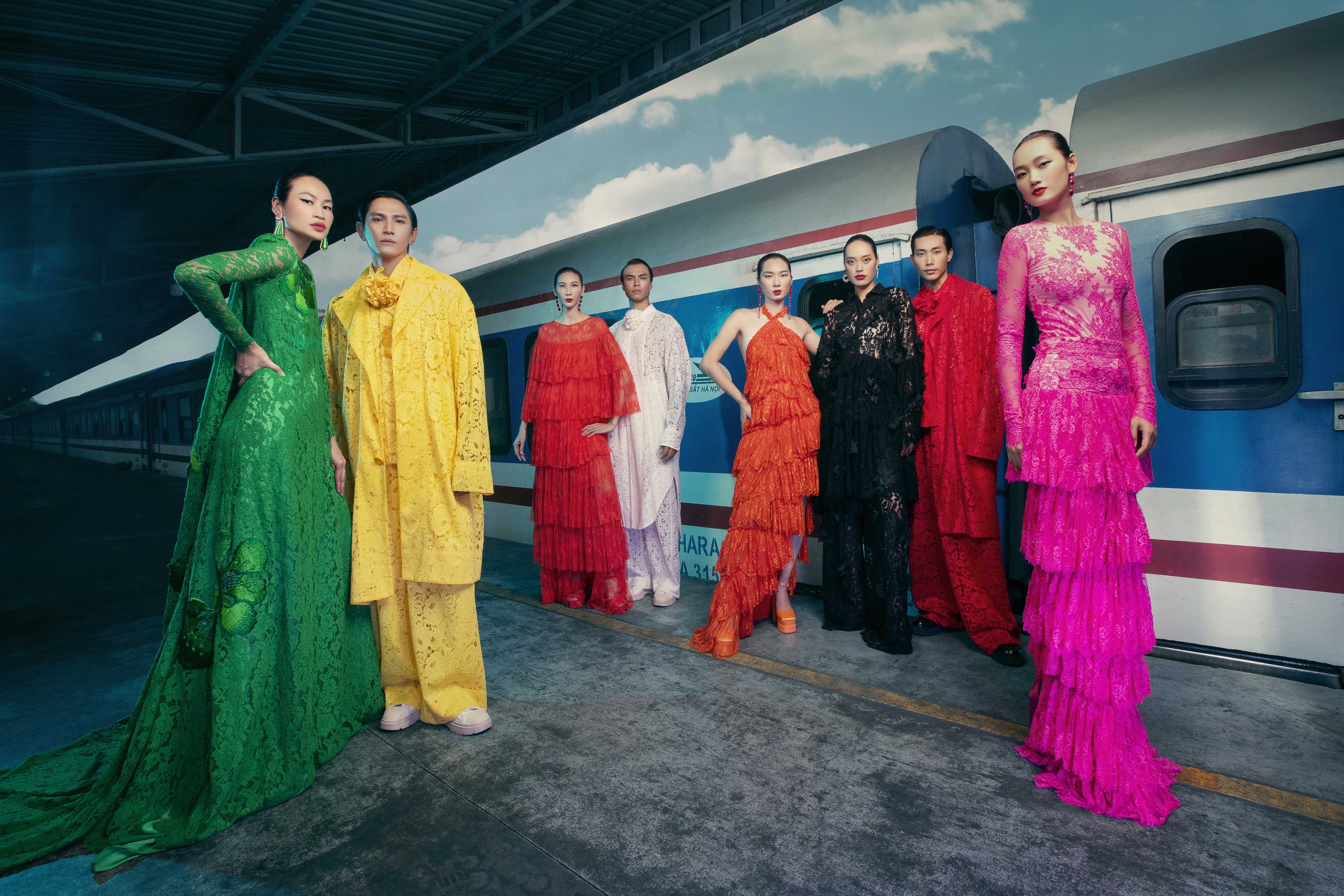 Vu Ngoc Tu und Dinh Truong Tung machen mit Modefotos Werbung für den Bahnhof Saigon – Foto 1. Vũ Ngọc Tú, Đinh Trường Tùng quảng bá ga Sài Gòn qua bộ ảnh thời trang- Ảnh 1.