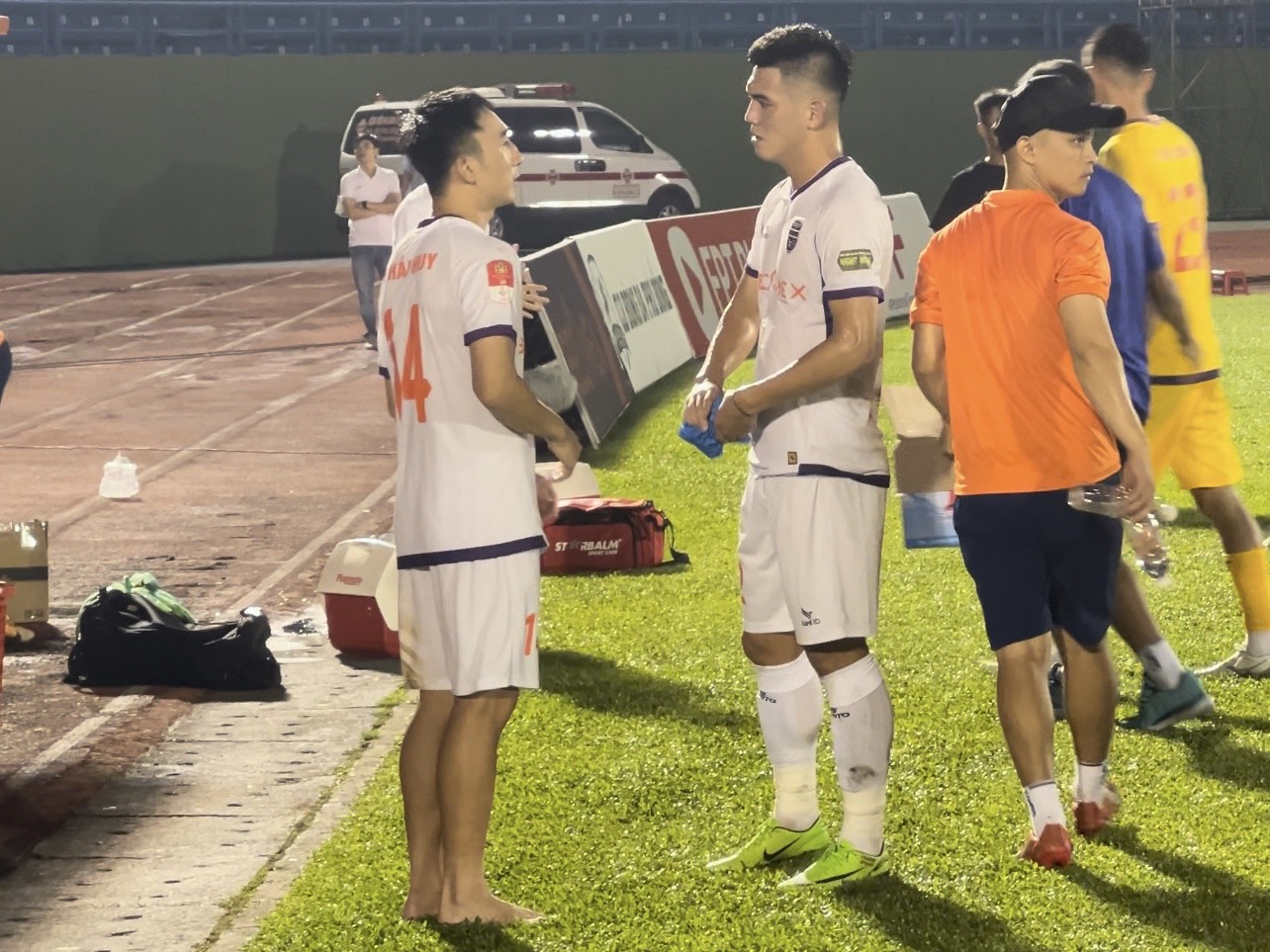 Tiến Linh trao đổi với Hải Huy bên lề trận thắng CLB Hải Phòng ở vòng 3 V-League 2023 - 2024