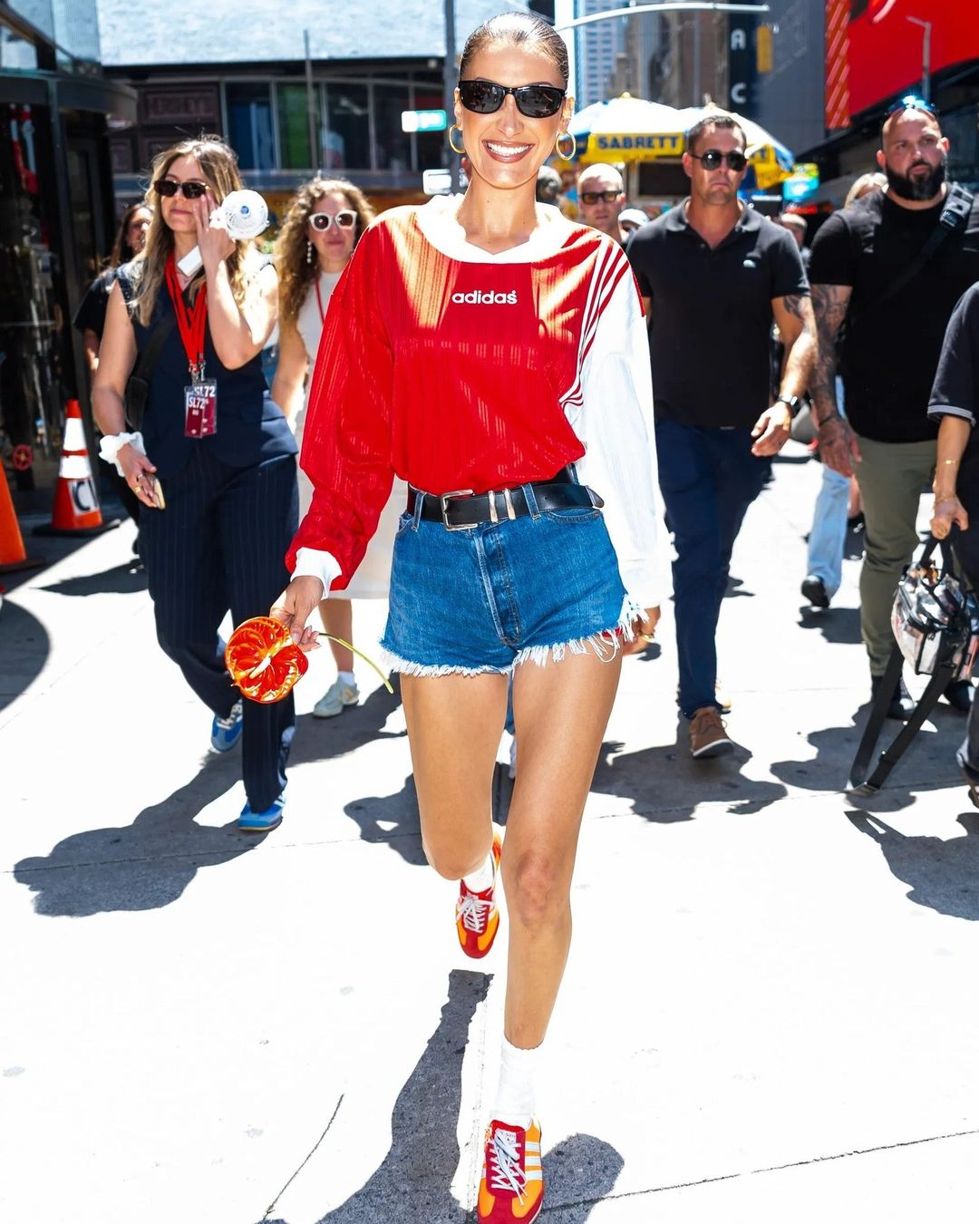 शॉर्ट्स का चलन हावी हो रहा है, जो कूल भी हैं और लंबी टांगों पर भी अच्छे लगते हैं - फोटो 3. Những kiểu quần shorts đang chiếm lĩnh xu hướng, vừa mát vừa tôn chân dài miên man- Ảnh 3.