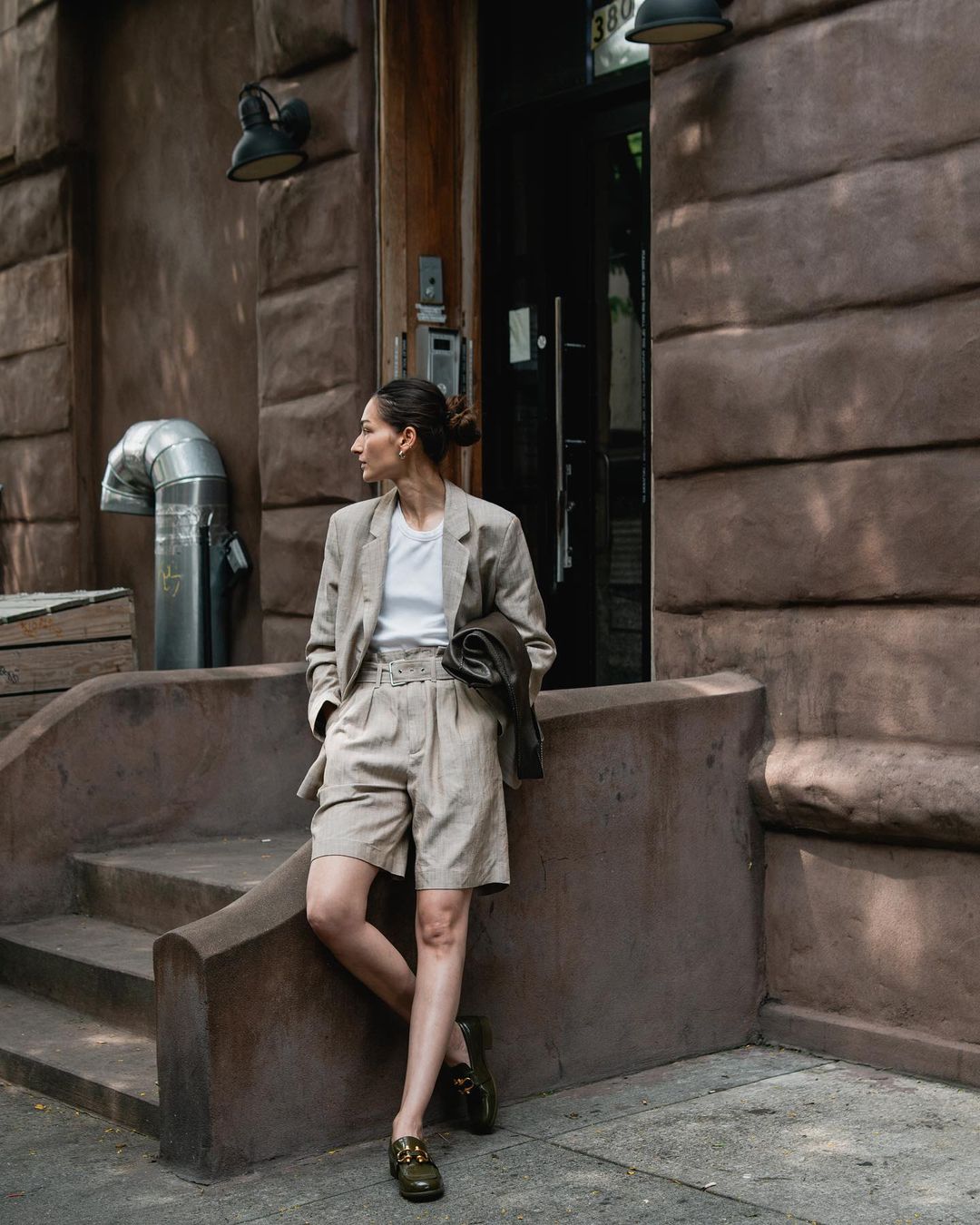 शॉर्ट्स का चलन हावी हो रहा है, जो कूल भी हैं और लंबी टांगों पर भी अच्छे लगते हैं - फोटो 7. Những kiểu quần shorts đang chiếm lĩnh xu hướng, vừa mát vừa tôn chân dài miên man- Ảnh 7.