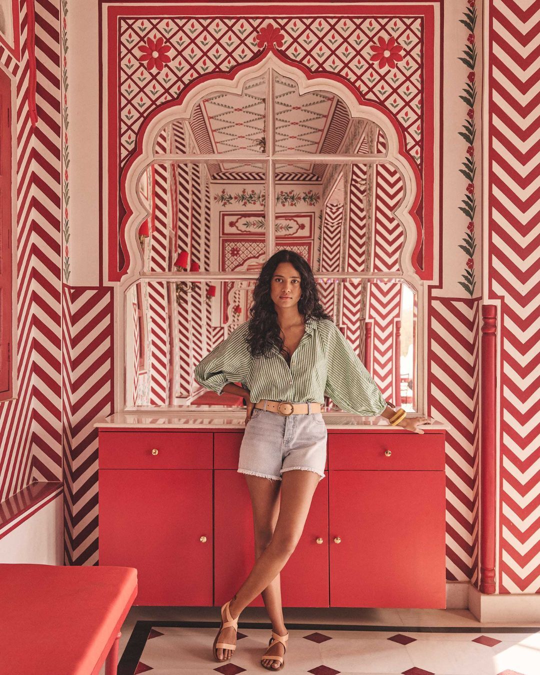 शॉर्ट्स का चलन हावी हो रहा है, जो कूल भी हैं और लंबी टांगों को भी आकर्षक बनाते हैं - फोटो 4. Những kiểu quần shorts đang chiếm lĩnh xu hướng, vừa mát vừa tôn chân dài miên man- Ảnh 4.