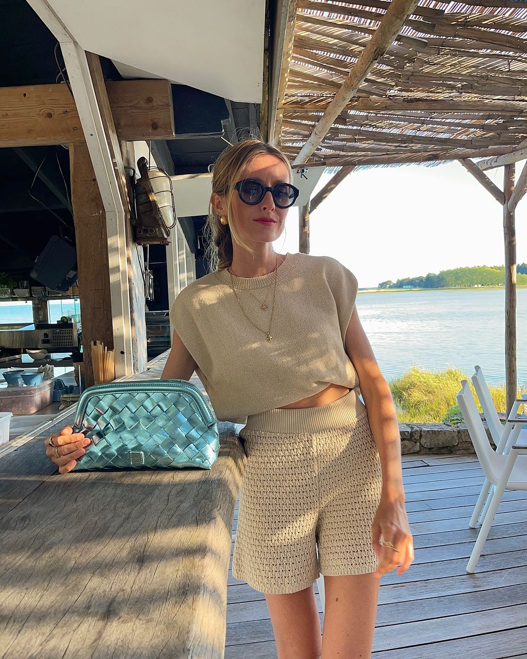 शॉर्ट्स का चलन हावी है, जो कूल भी हैं और लंबी टांगों पर भी अच्छे लगते हैं - फोटो 9. Những kiểu quần shorts đang chiếm lĩnh xu hướng, vừa mát vừa tôn chân dài miên man- Ảnh 9.