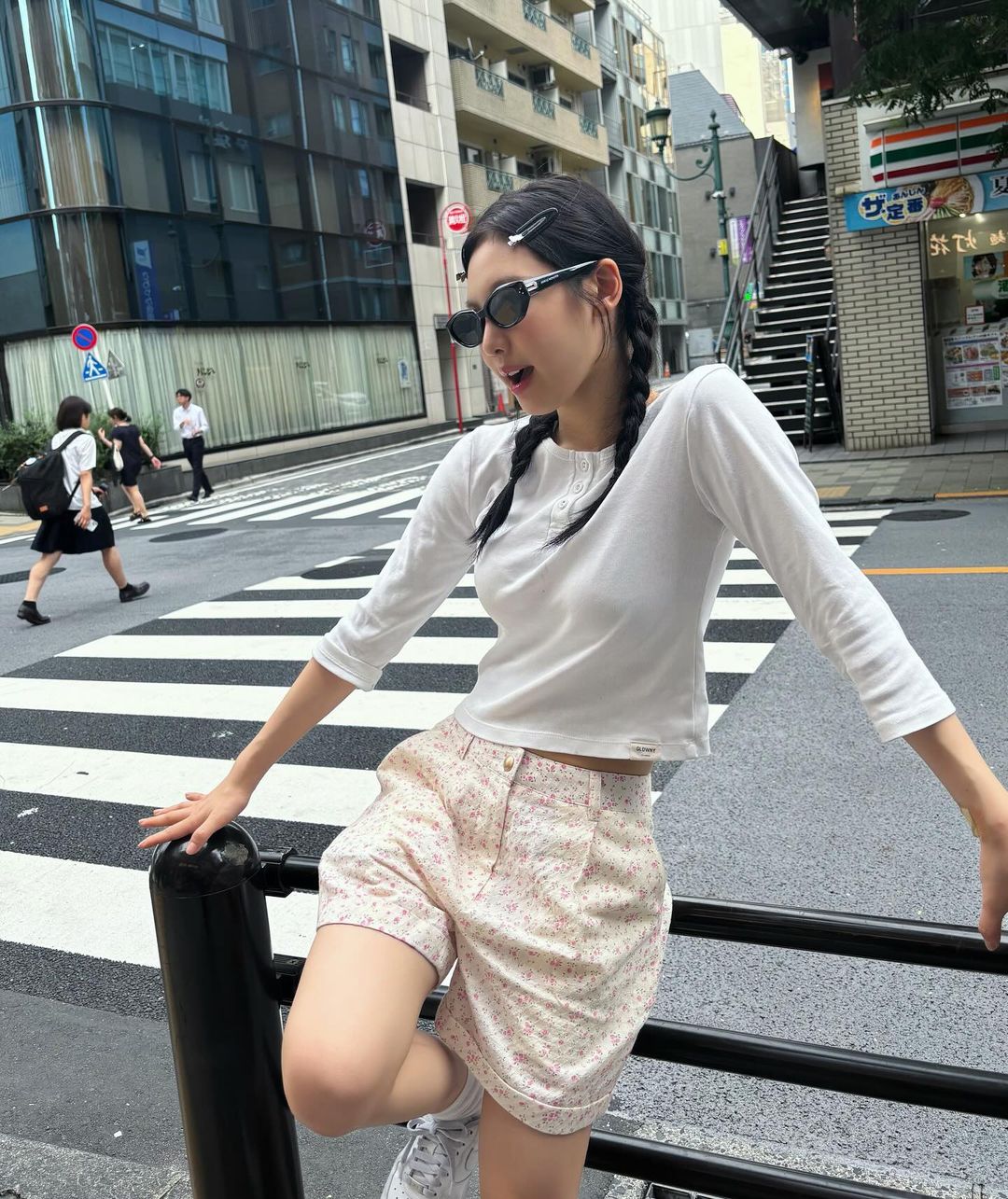 शॉर्ट्स का चलन हावी है, जो कूल भी हैं और लंबी टांगों को भी आकर्षक बनाते हैं - फोटो 6. Những kiểu quần shorts đang chiếm lĩnh xu hướng, vừa mát vừa tôn chân dài miên man- Ảnh 6.