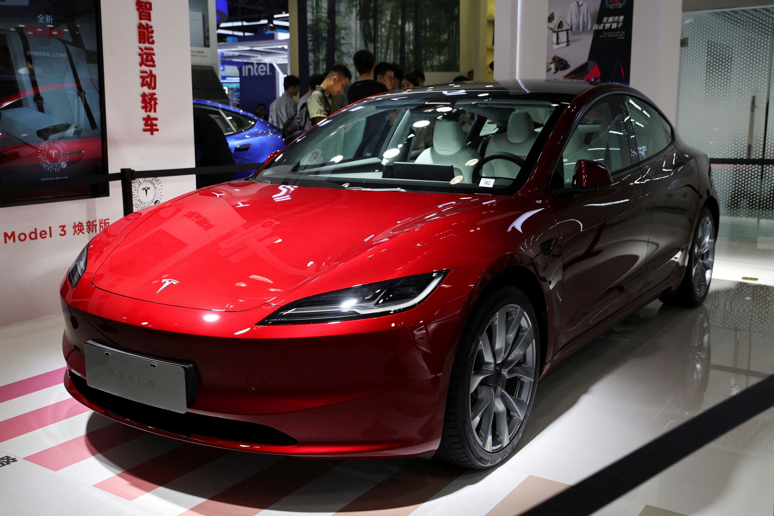 BYD thu hẹp khoảng cách với Tesla trên thị trường xe điện Trung Quốc- Ảnh 1.