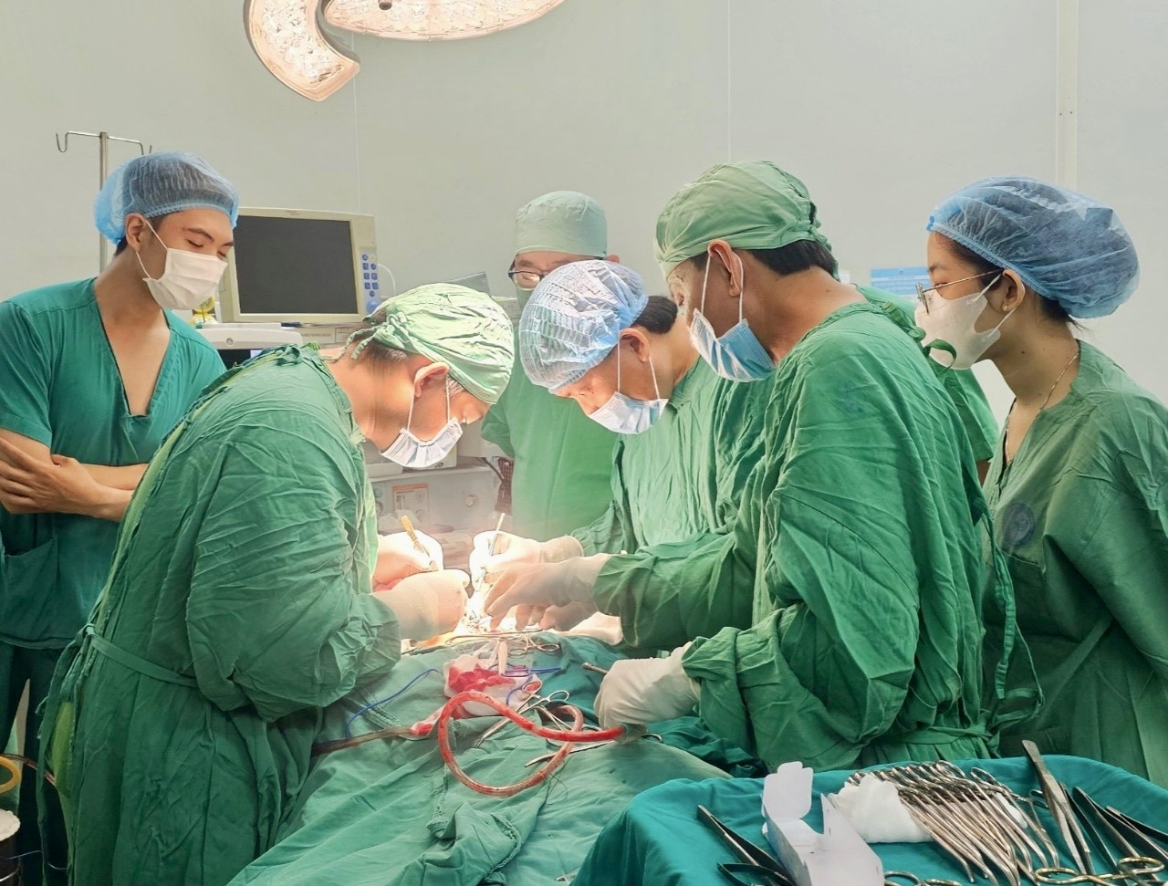 Cuốc đất trúng viên đạn phát nổ, bị mảnh đạn văng xuyên cổ nguy kịch- Ảnh 2. Cuốc đất trúng viên đạn phát nổ, bị mảnh đạn văng xuyên cổ nguy kịch- Ảnh 2.