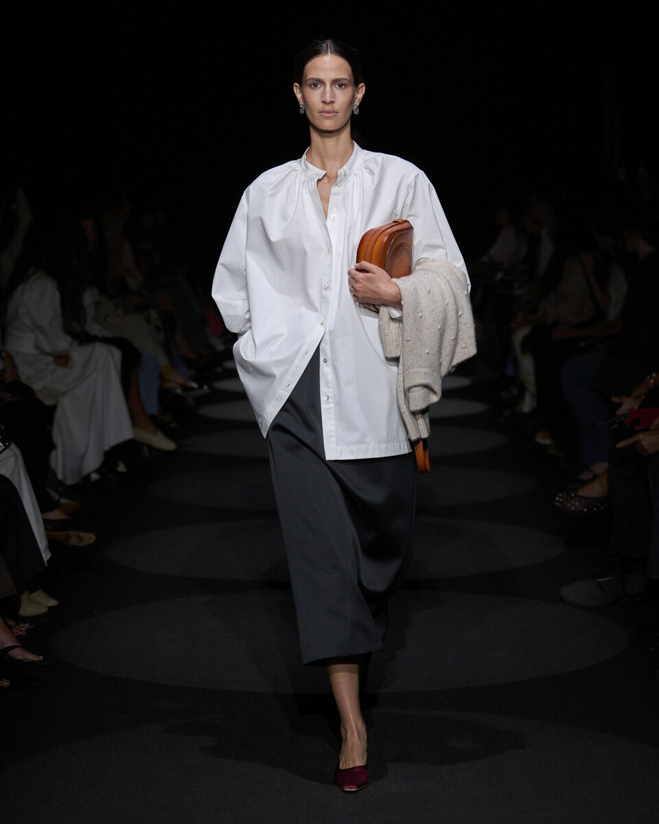 Xanh lam, trắng và nâu - sự kết hợp màu sắc vượt thời gian- Ảnh 2. Xanh lam, trắng và nâu - sự kết hợp màu sắc vượt thời gian- Ảnh 2.