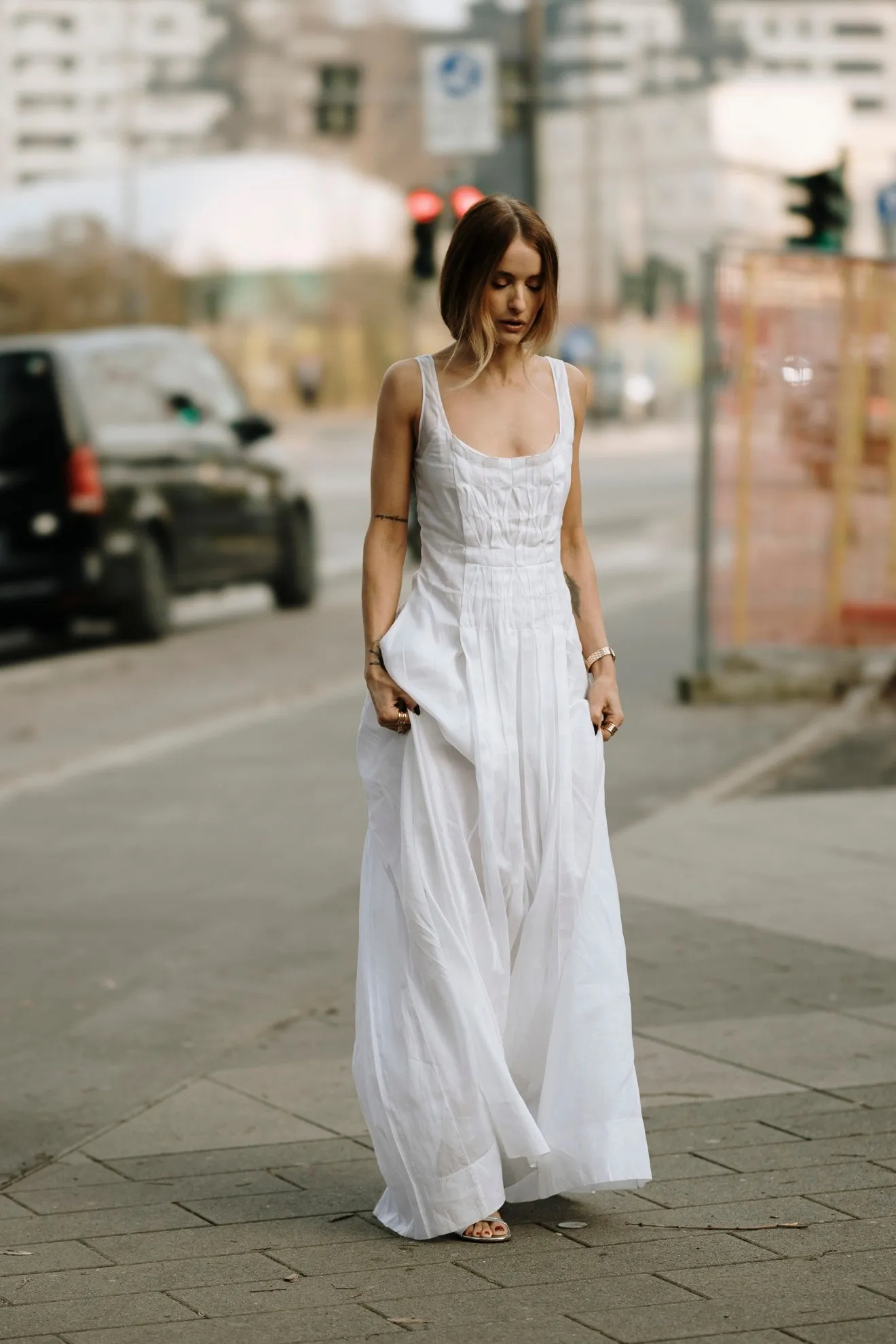 Những chiếc váy mùa hè đa năng có thể mặc đi biển hay dạo phố- Ảnh 2. Những chiếc váy mùa hè đa năng có thể mặc đi biển hay dạo phố- Ảnh 2.