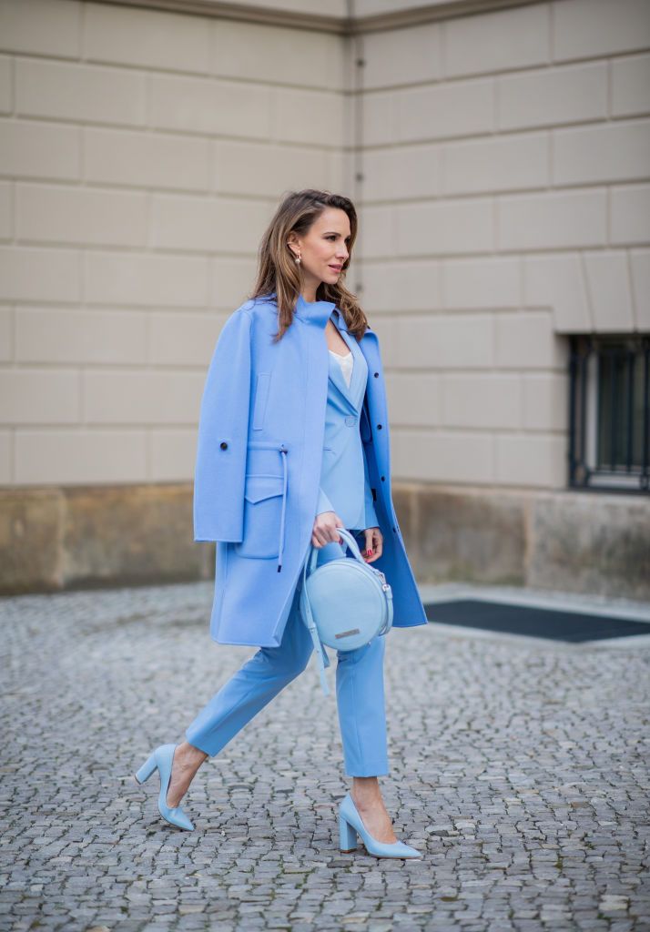 Xanh lam, trắng và nâu - sự kết hợp màu sắc vượt thời gian- Ảnh 1. Xanh lam, trắng và nâu - sự kết hợp màu sắc vượt thời gian- Ảnh 1.