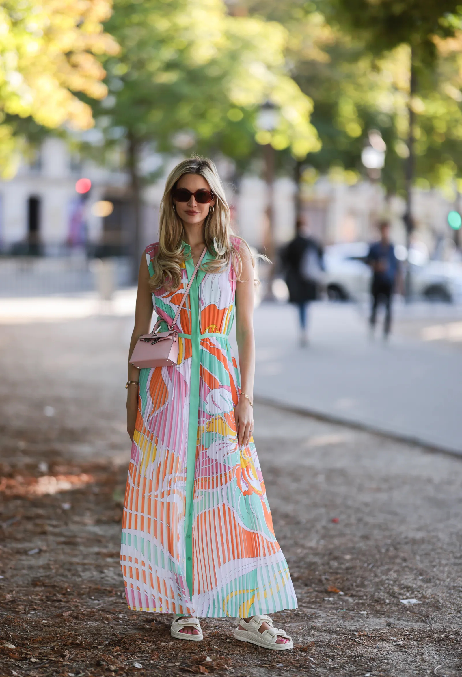 Những chiếc váy mùa hè đa năng có thể mặc đi biển hay dạo phố- Ảnh 3. Những chiếc váy mùa hè đa năng có thể mặc đi biển hay dạo phố- Ảnh 3.