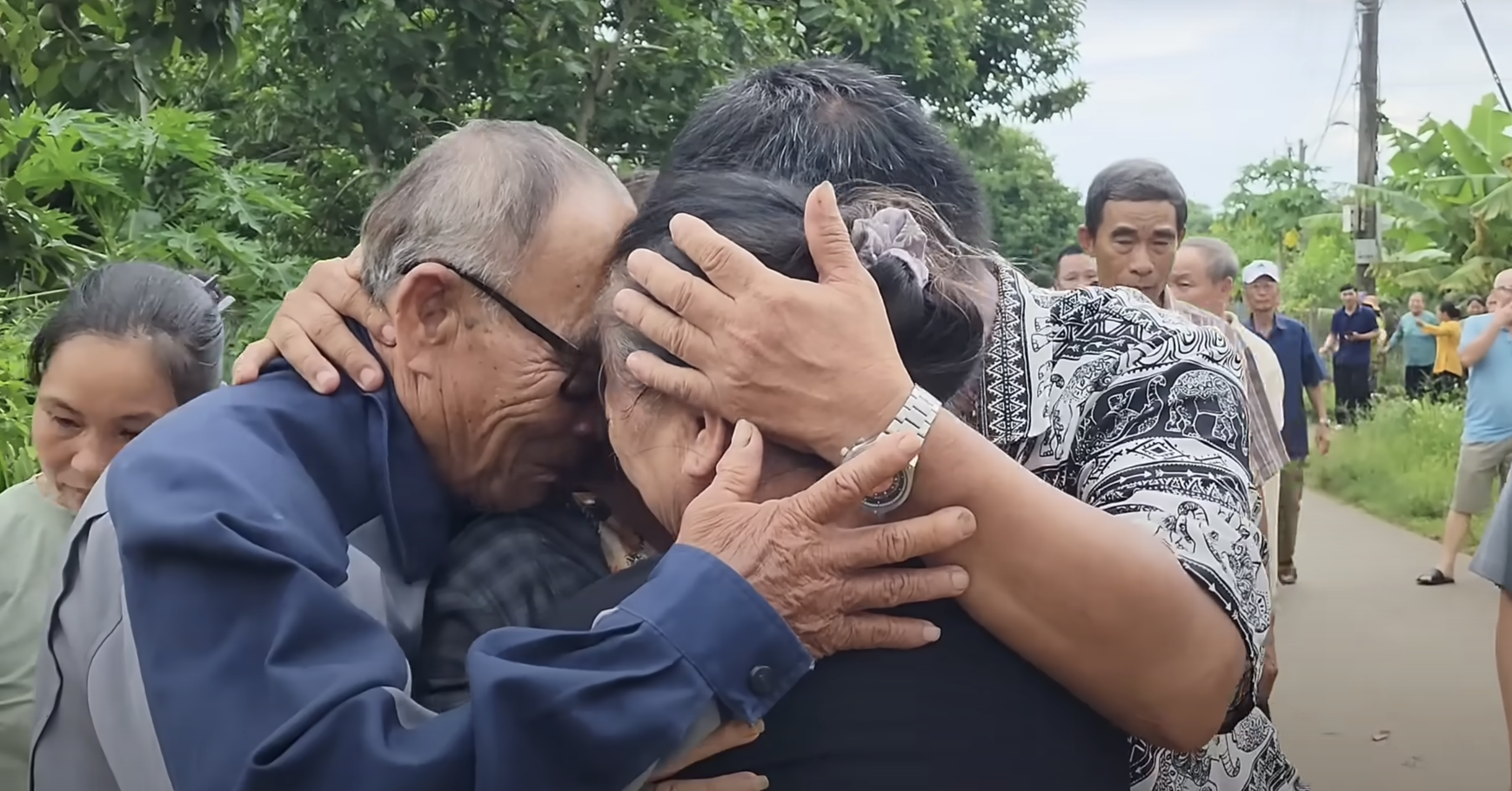 Tuấn Vỹ kết nối yêu thương: 600 cuộc đoàn tụ người thân với nước mắt hạnh phúc và chuyện chưa kể- Ảnh 1.