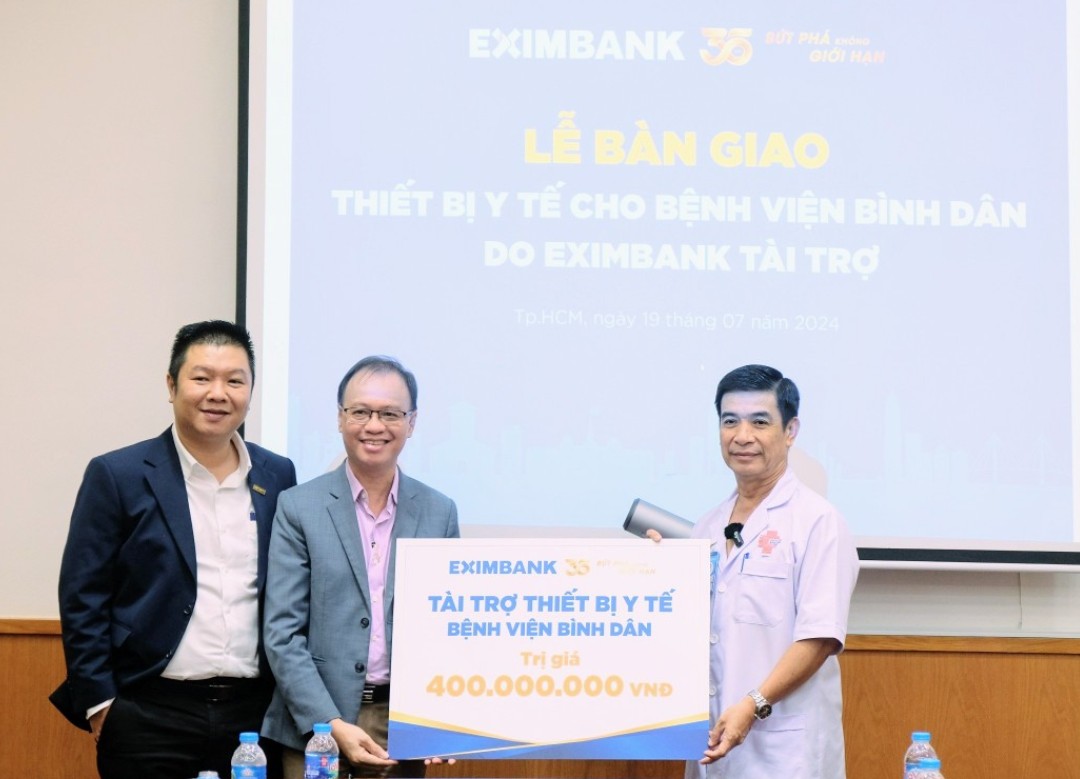 Eximbank trao tặng thiết bị y tế trị giá 400 triệu đồng cho Bệnh viện Bình Dân- Ảnh 1. Eximbank trao tặng thiết bị y tế trị giá 400 triệu đồng cho Bệnh viện Bình Dân- Ảnh 1.