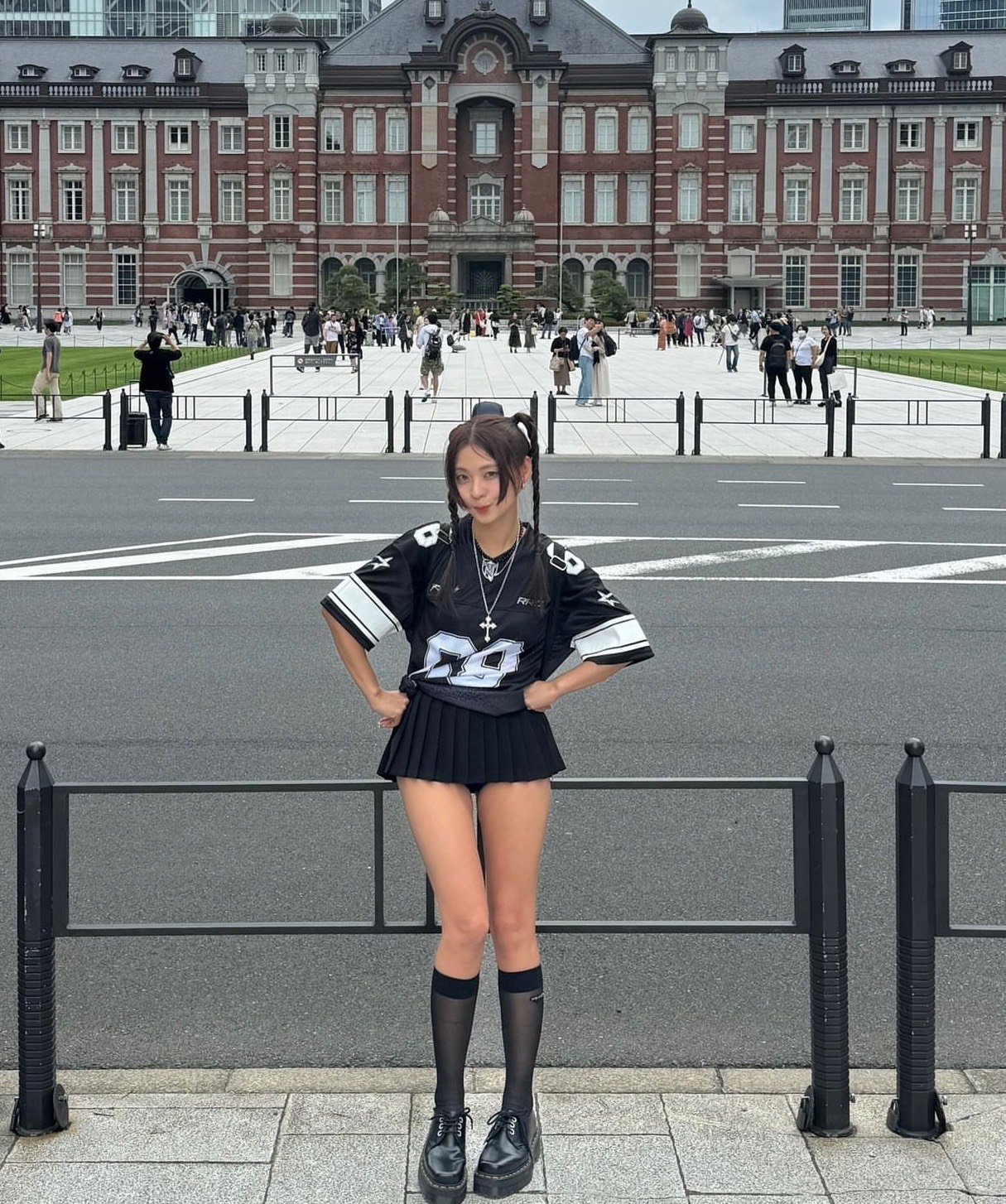 Învață de la frumusețile coreene cum să porți haine negre fără să pari „bătrână” - Fotografia 2. Học các mỹ nhân xứ Hàn cách diện trang phục màu đen để không bị 'dừ'- Ảnh 2.