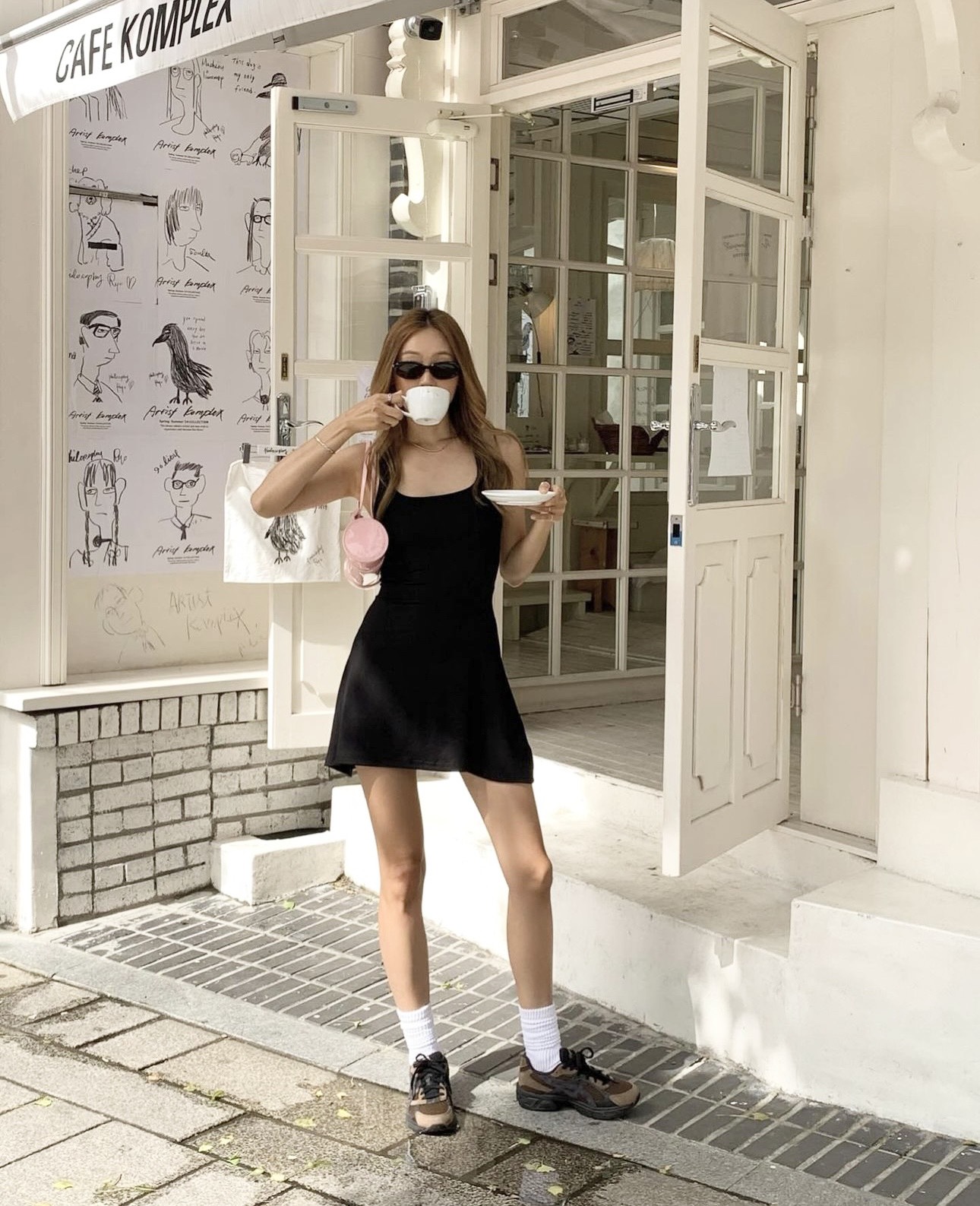 Învață de la frumusețile coreene cum să porți haine negre fără să pari „bătrână” - Fotografia 3. Học các mỹ nhân xứ Hàn cách diện trang phục màu đen để không bị 'dừ'- Ảnh 3.