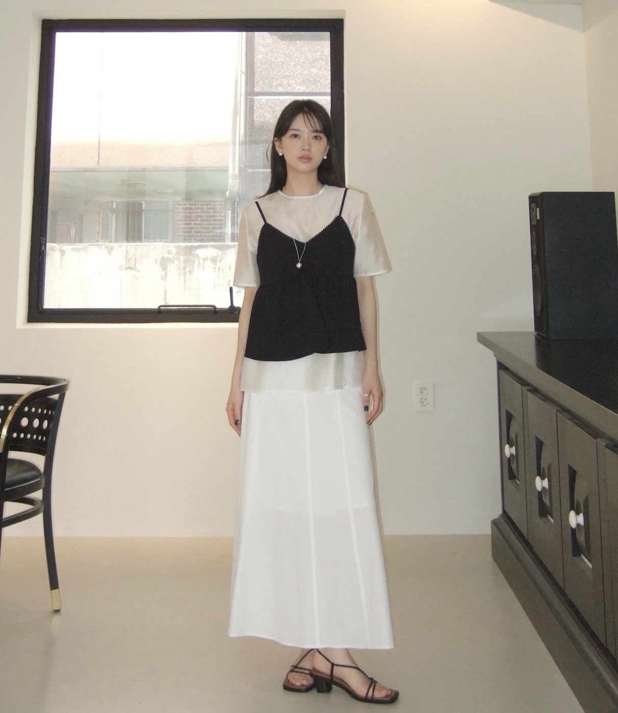 Învață de la frumusețile coreene cum să porți haine negre fără să pari „bătrână” - Fotografia 4. Học các mỹ nhân xứ Hàn cách diện trang phục màu đen để không bị 'dừ'- Ảnh 4.