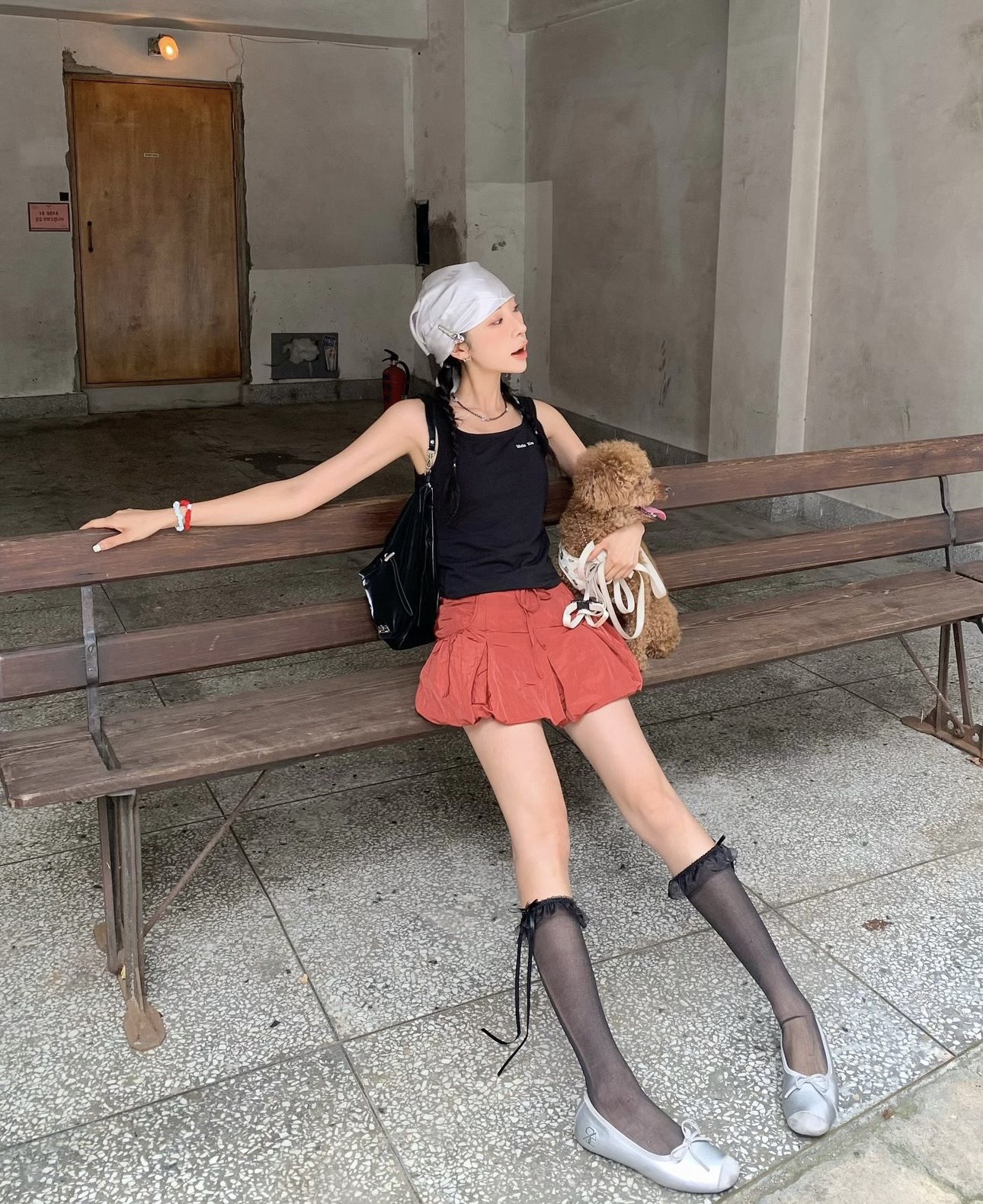 Învață de la frumusețile coreene cum să porți haine negre fără să pari „bătrână” - Fotografia 6. Học các mỹ nhân xứ Hàn cách diện trang phục màu đen để không bị 'dừ'- Ảnh 6.