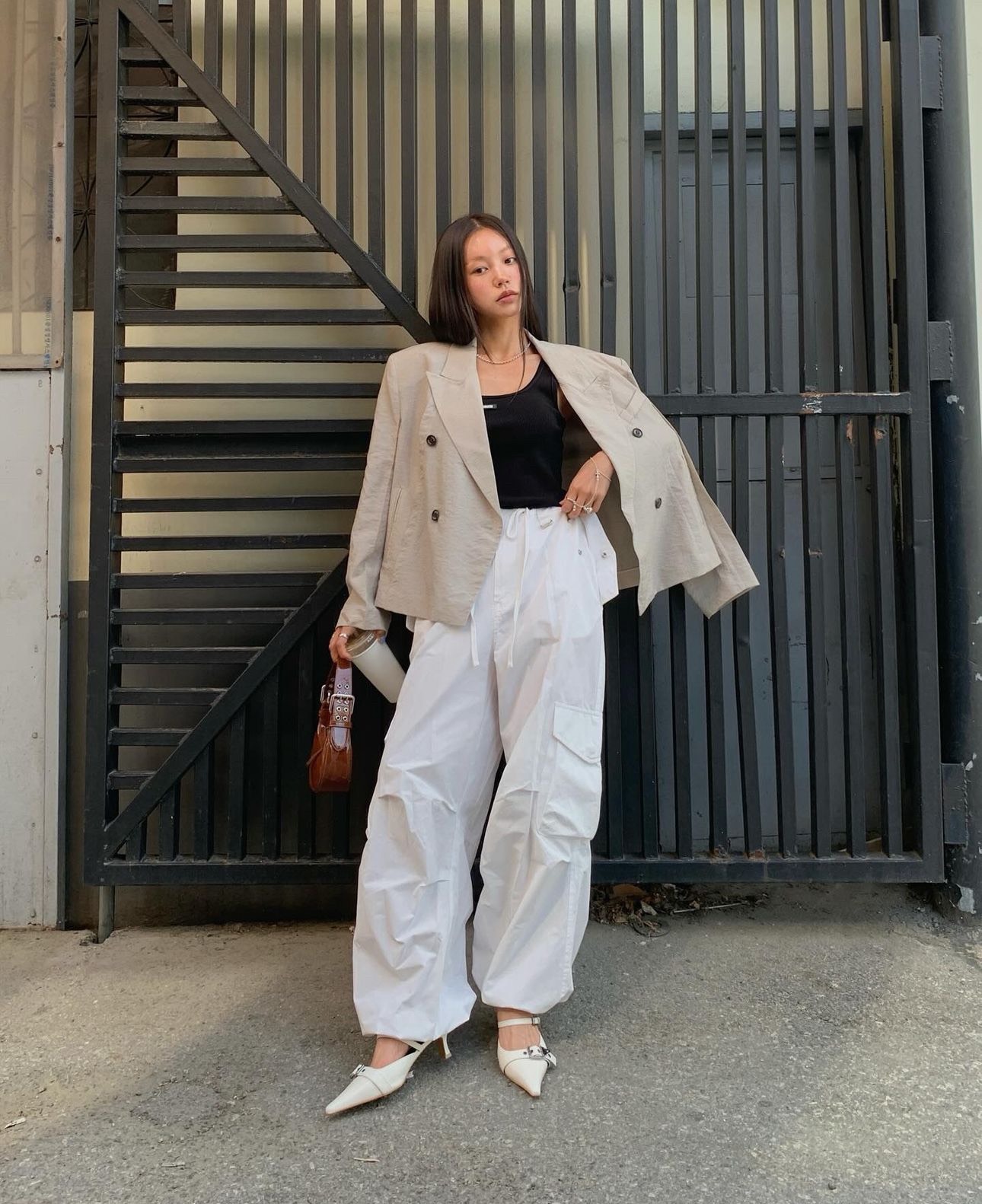 Învață de la frumusețile coreene cum să porți haine negre fără să pari „bătrână” - Fotografia 7. Học các mỹ nhân xứ Hàn cách diện trang phục màu đen để không bị 'dừ'- Ảnh 7.