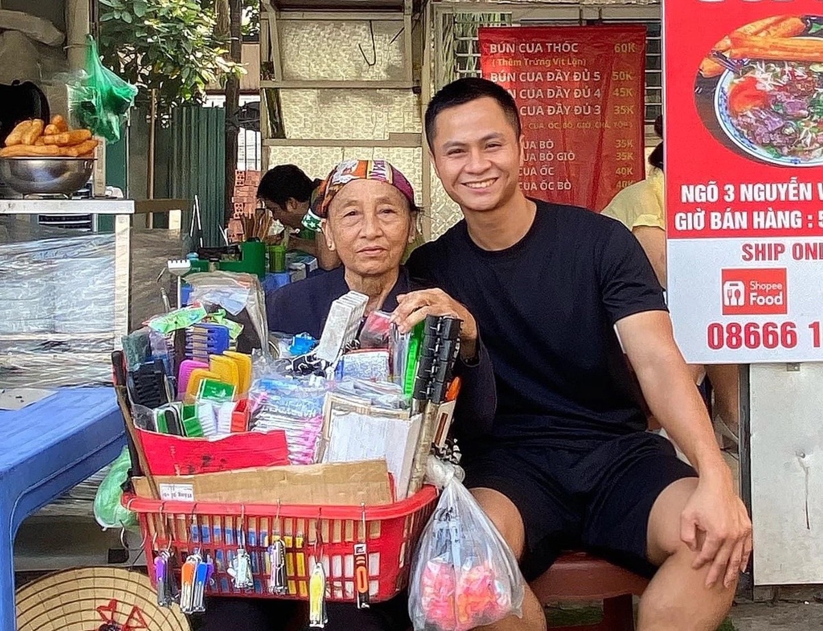 Câu chuyện ấm lòng của ông chủ quán bún riêu- Ảnh 2. Câu chuyện ấm lòng của ông chủ quán bún riêu- Ảnh 2.