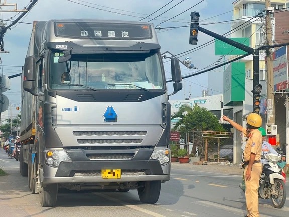 CSGT xử lý nhiều xe container chạy vào đường cấm trong Khu Công nghệ cao TP.HCM- Ảnh 3.