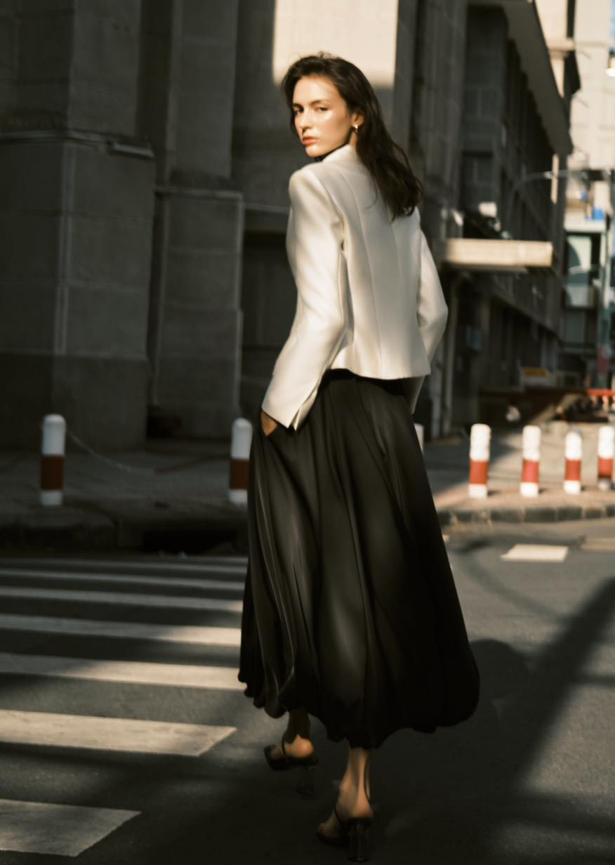 Szoknya fazonú, rövidített magasságú, bármilyen inggel kombinálható - 1. kép. Kiểu chân váy 'hack' chiều cao, phối được với mọi chiếc áo- Ảnh 1.