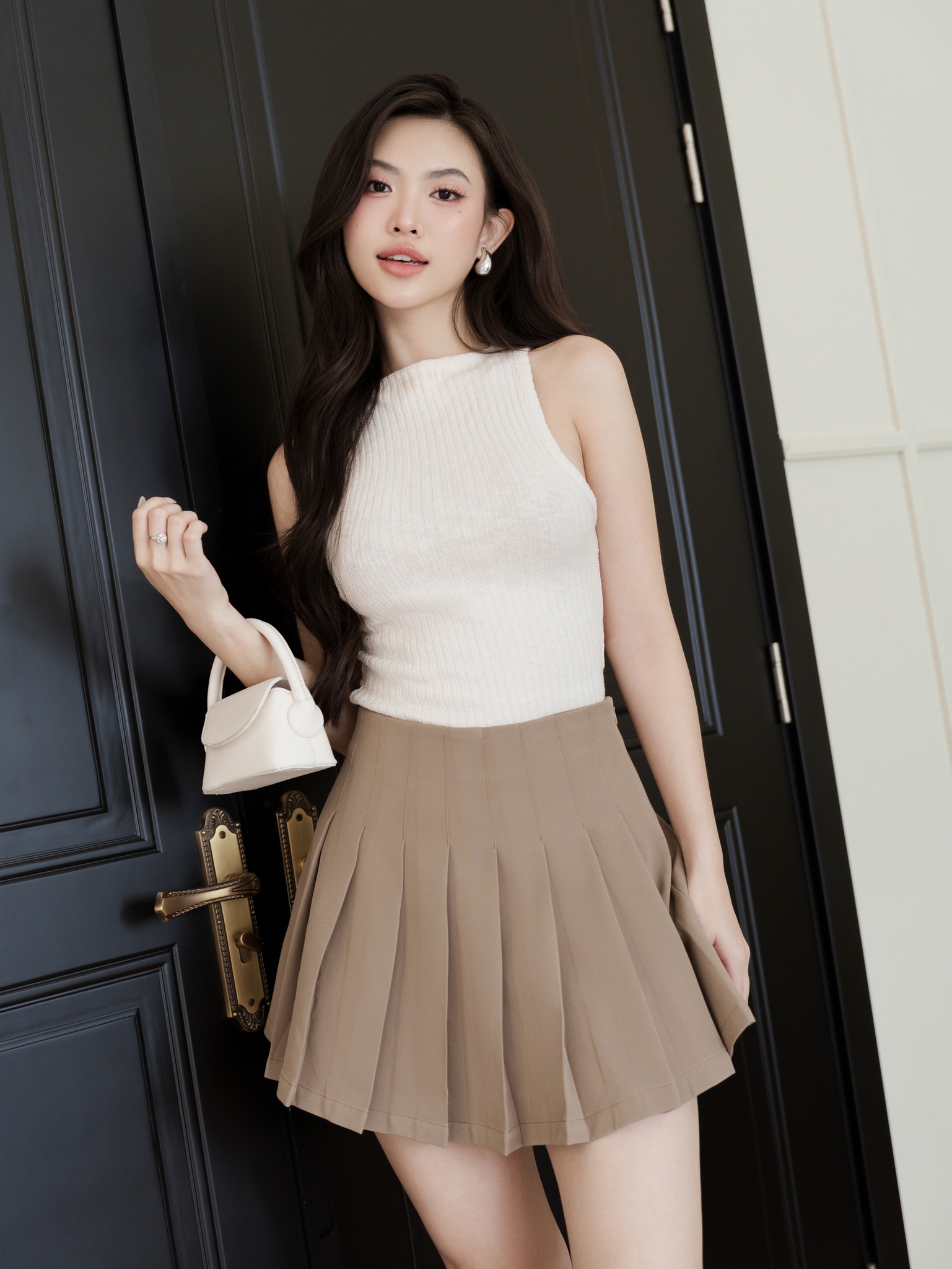 Szoknya fazonú, rövidített magasságú, bármilyen inggel kombinálható - 8. kép. Kiểu chân váy 'hack' chiều cao, phối được với mọi chiếc áo- Ảnh 8.