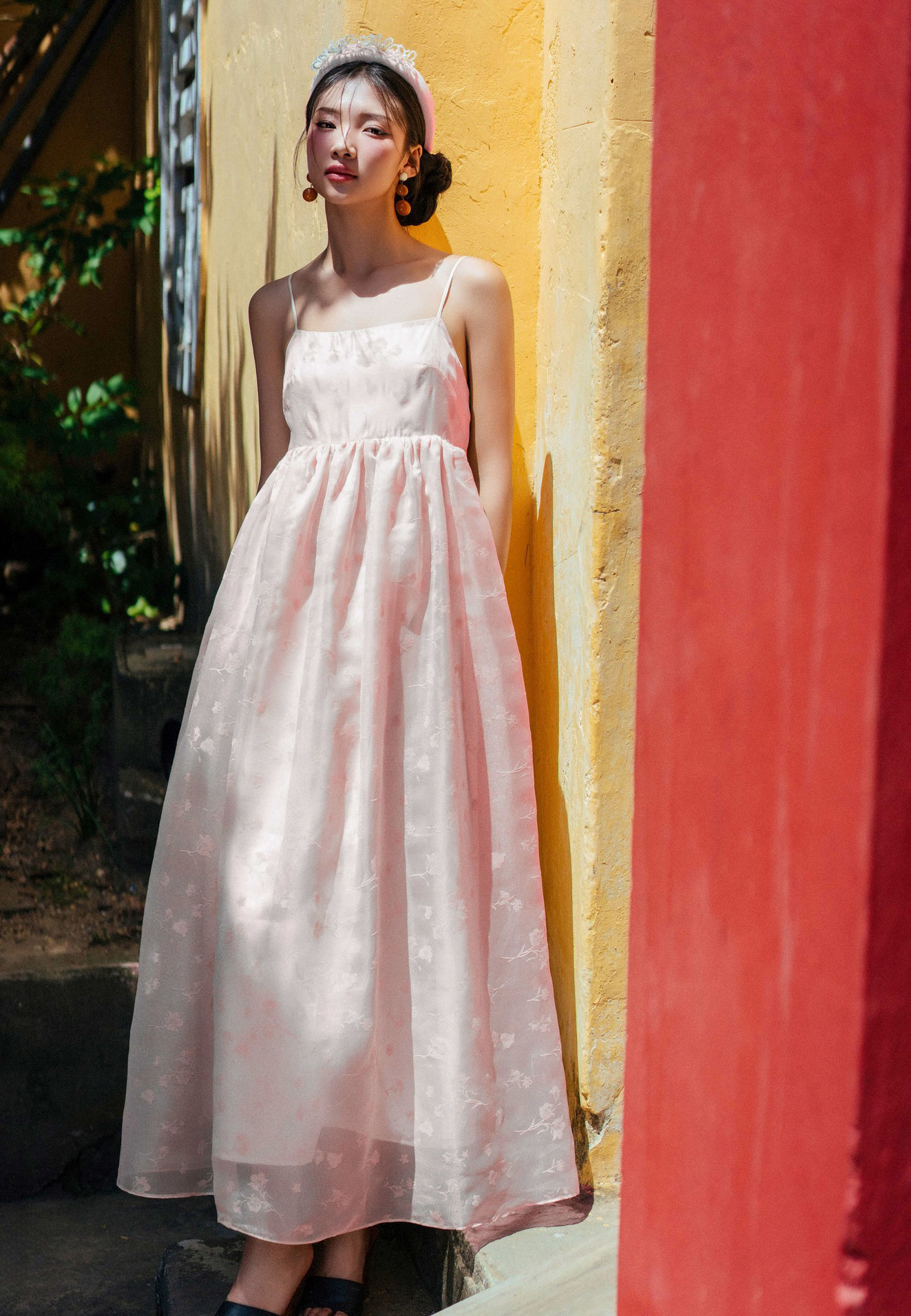 រីករាយនឹងការសំរាកលំហែនិងភាពទន់ភ្លន់នៃរ៉ូប maxi និង midi ក្នុងរដូវស្លឹកឈើជ្រុះ - រូបថត 3 ។ Tận hưởng sự thư thái, dịu dàng của váy maxi, váy midi mùa thu- Ảnh 3.