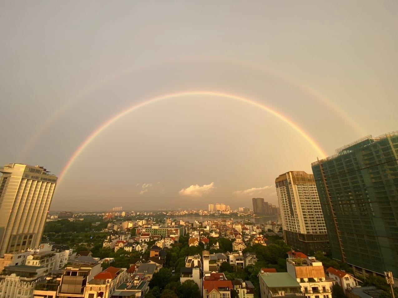 Cầu vồng đôi xuất hiện trên bầu trời, nhiều người lần đầu nhìn thấy: Vì sao có hiện tượng này?- Ảnh 1.