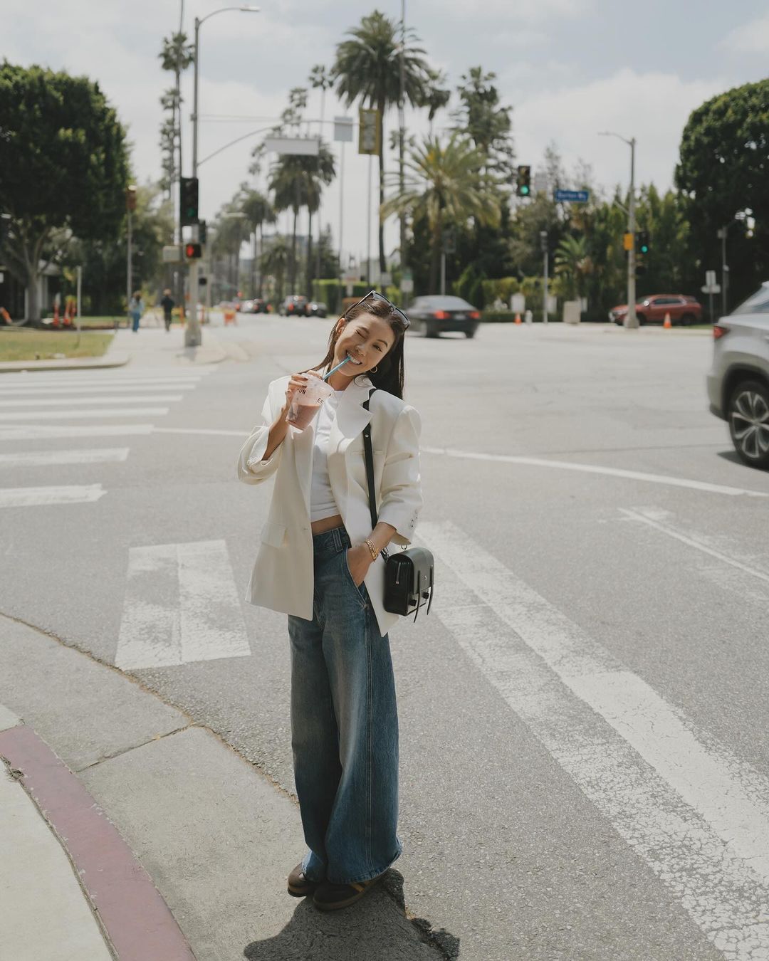 របៀបស្លៀកខោខូវប៊យឱ្យស្អាតពីរដូវក្តៅដល់រដូវស្លឹកឈើជ្រុះ - រូបថត ៥. Cách mặc quần jeans đẹp từ mùa hè sang mùa thu- Ảnh 5.