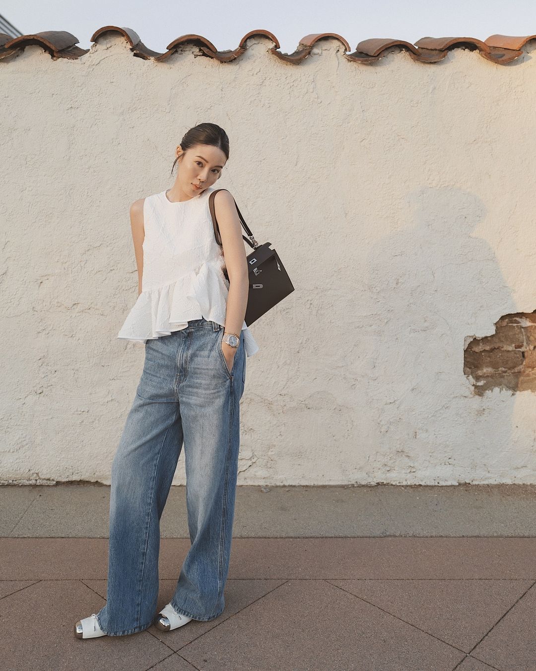 របៀបស្លៀកខោខូវប៊យឱ្យស្អាតពីរដូវក្តៅដល់រដូវស្លឹកឈើជ្រុះ - រូបថត ១. Cách mặc quần jeans đẹp từ mùa hè sang mùa thu- Ảnh 1.