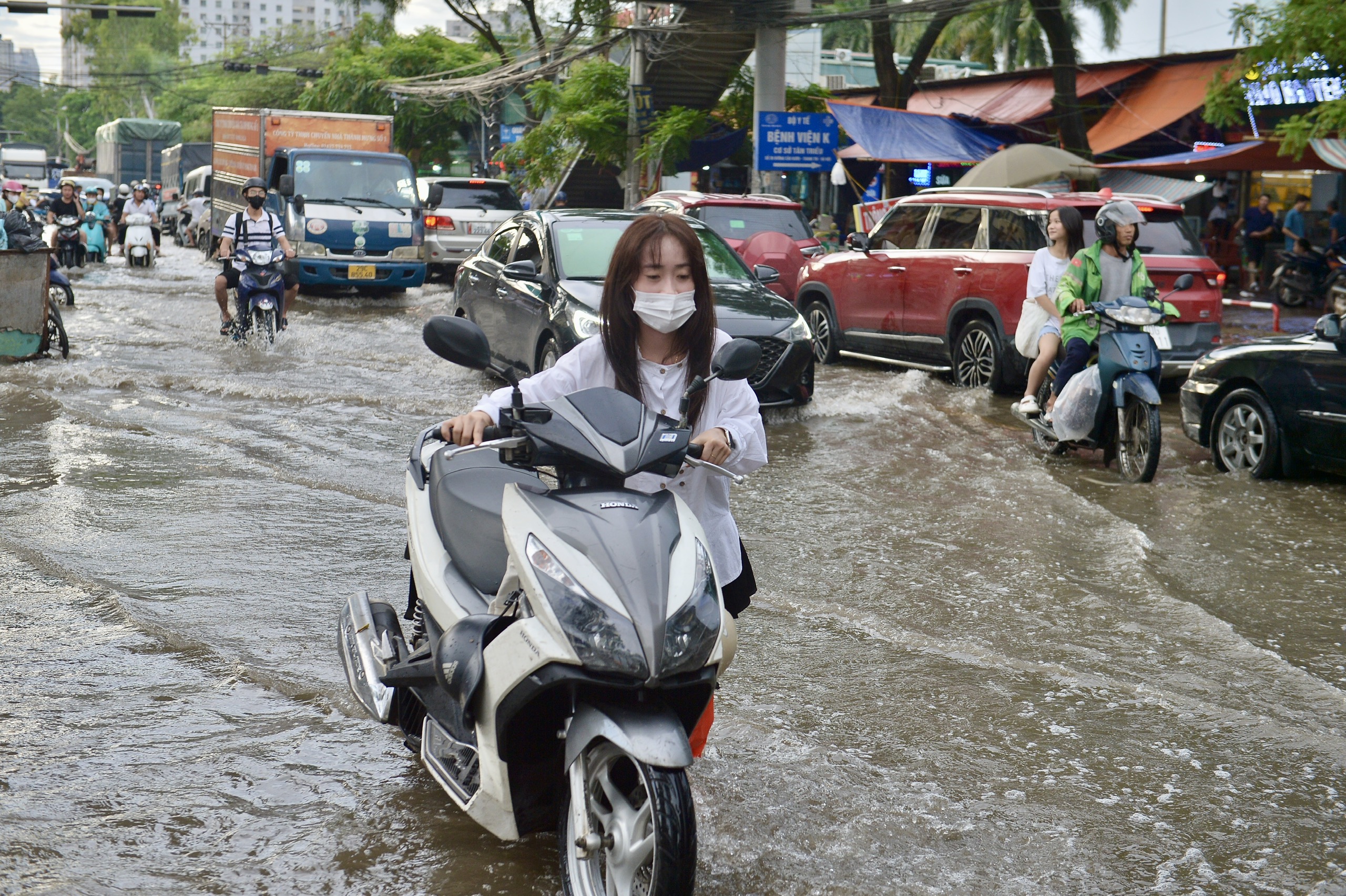 Khổ sở vì đường phố Hà Nội ngập cả ngày không rút- Ảnh 6.