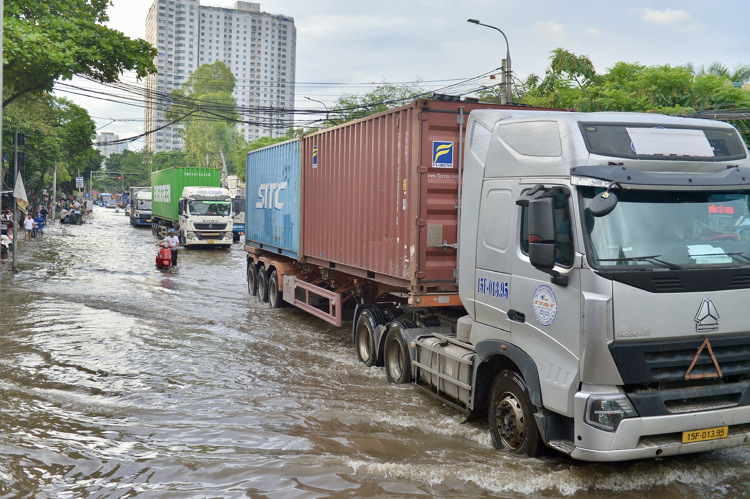 Khổ sở vì đường phố Hà Nội ngập cả ngày không rút- Ảnh 3.