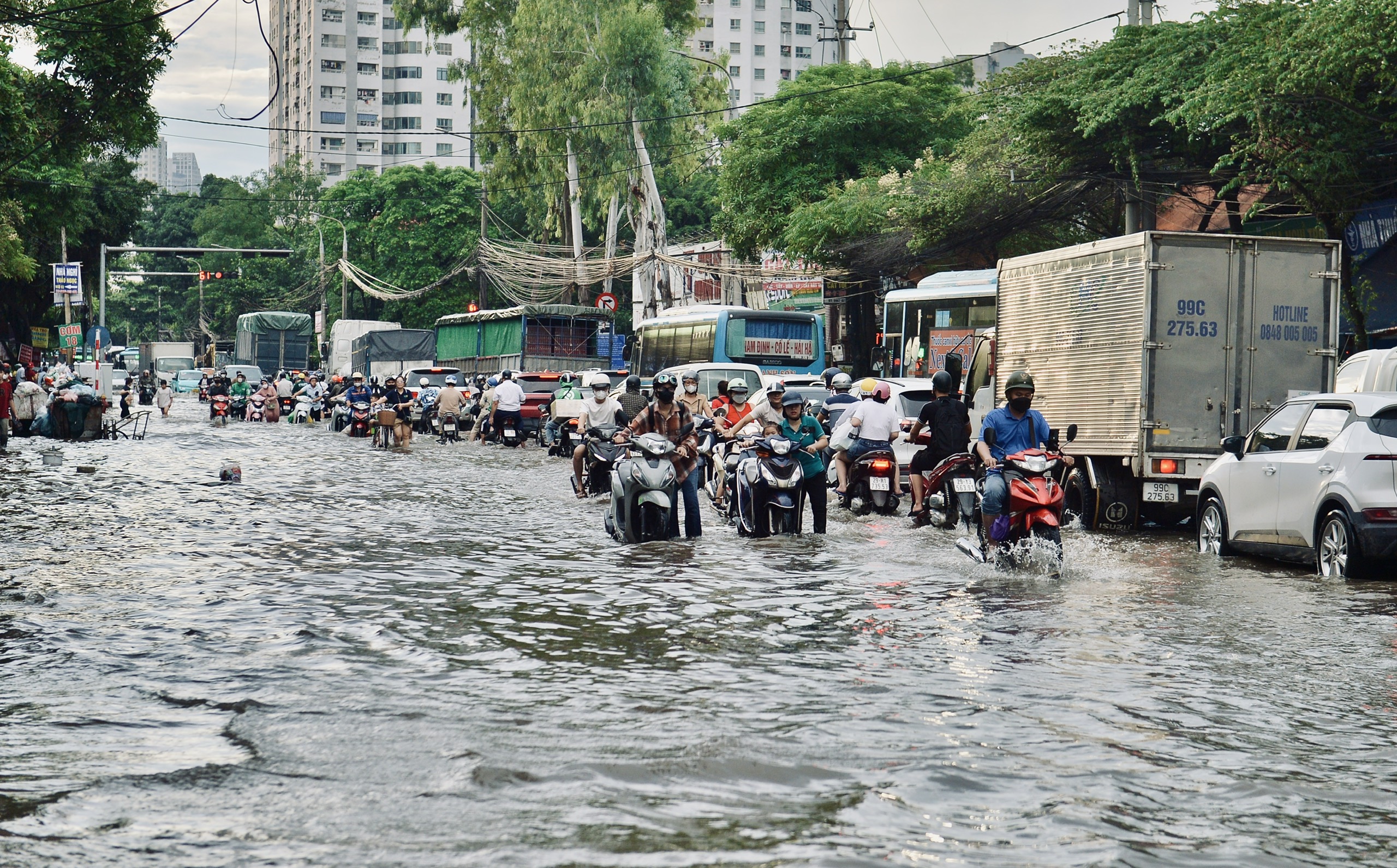 Khổ sở vì đường phố Hà Nội ngập cả ngày không rút- Ảnh 1.