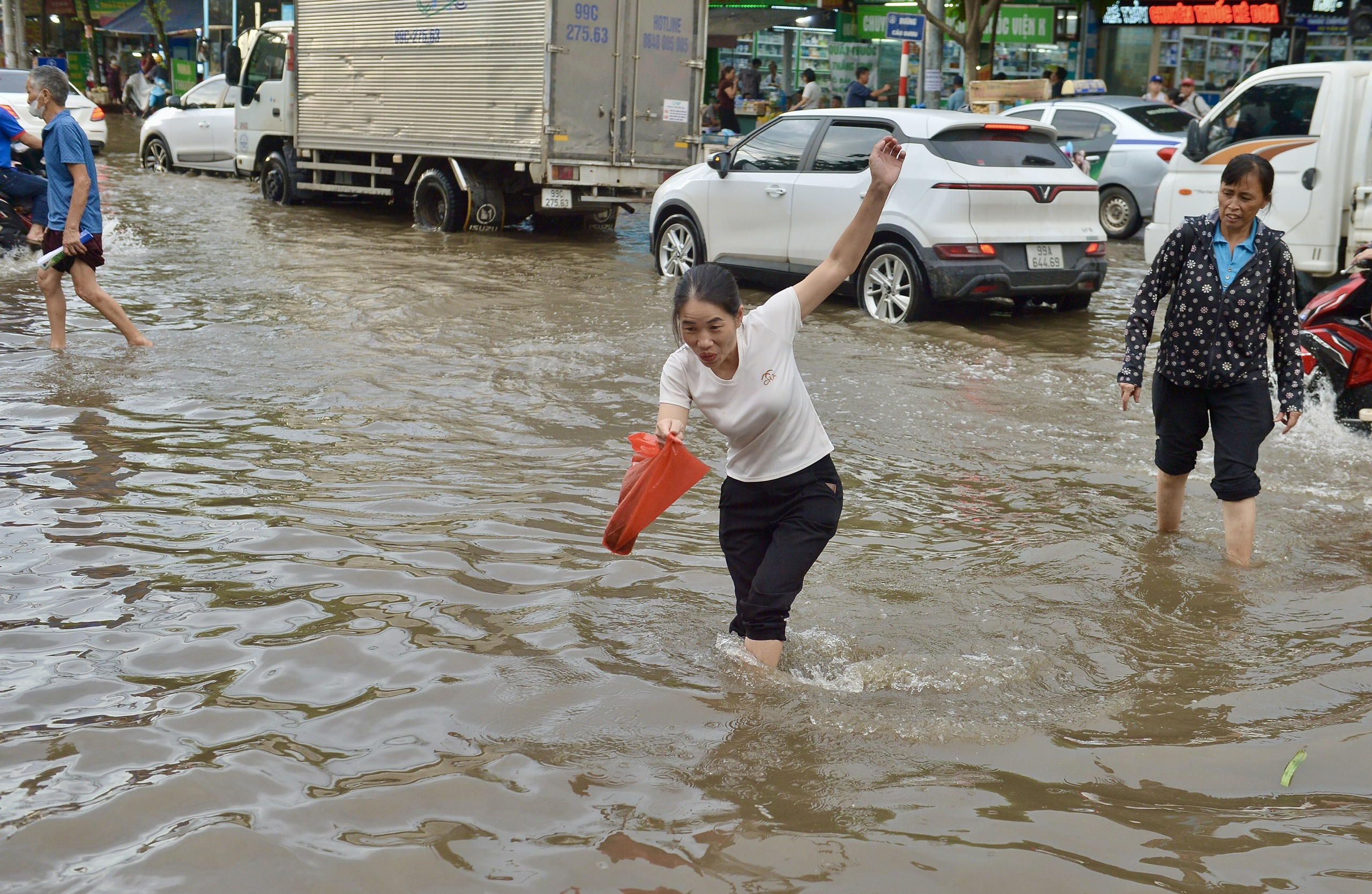 Khổ sở vì đường phố Hà Nội ngập cả ngày không rút- Ảnh 5.