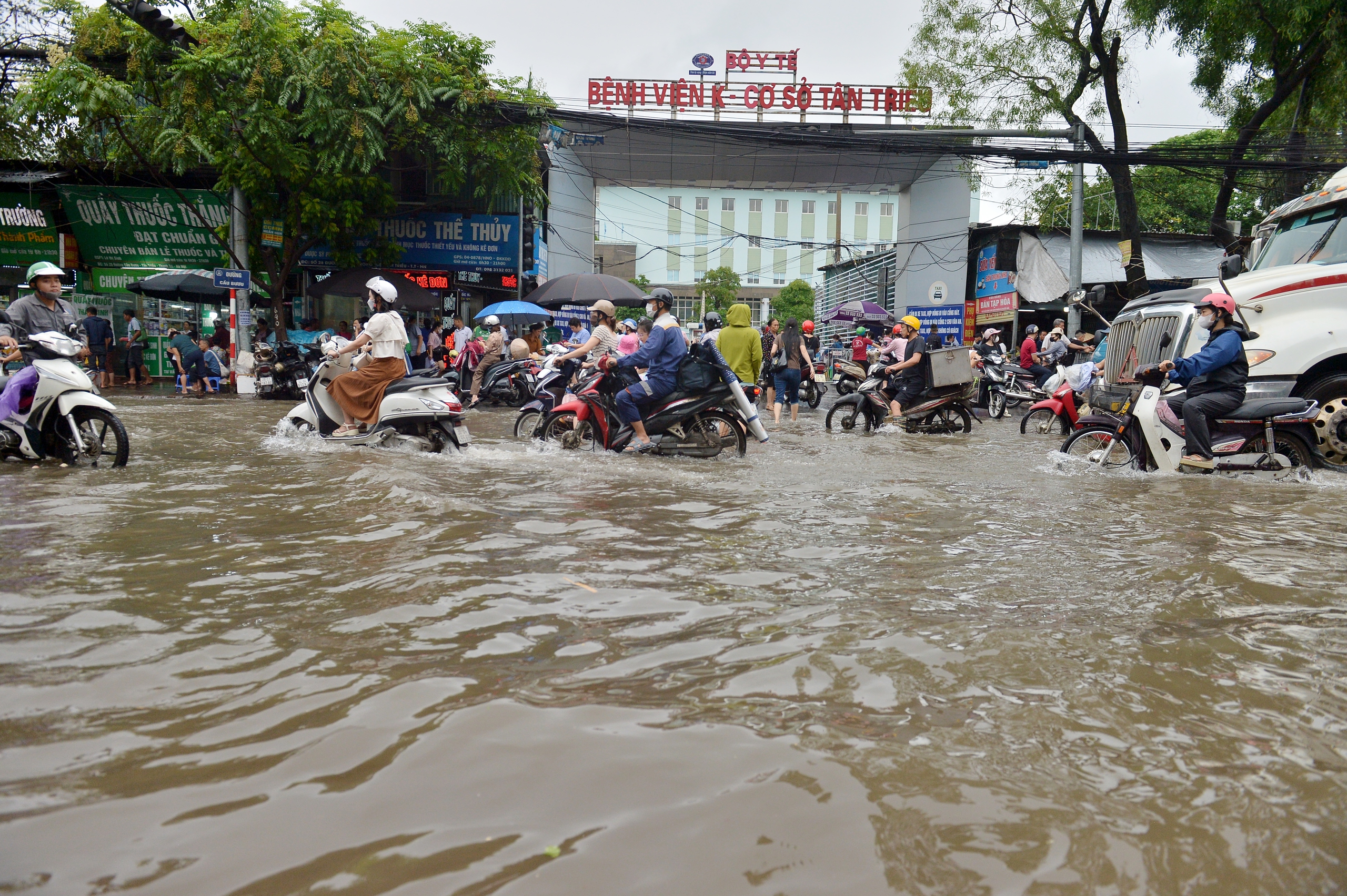 Hà Nội ngập nửa ngày không rút, người dân 'bơi' trong biển nước- Ảnh 9.