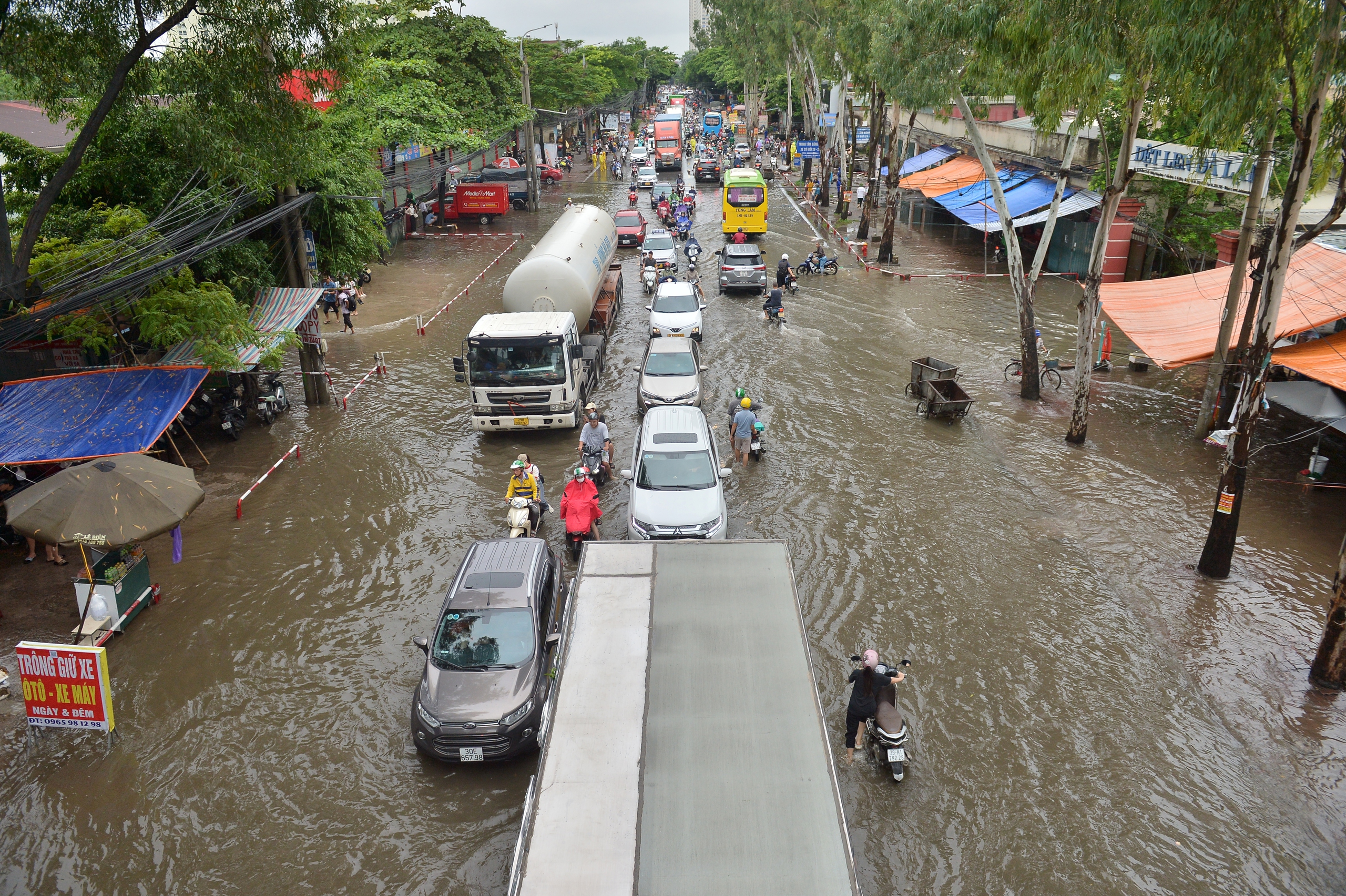 Hà Nội ngập nửa ngày không rút, người dân 'bơi' trong biển nước- Ảnh 1.